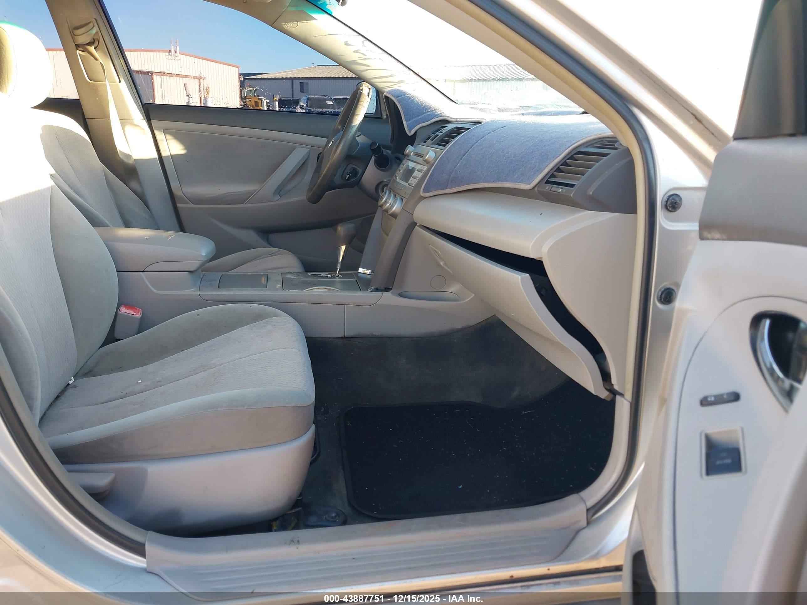TOYOTA CAMRY image 5