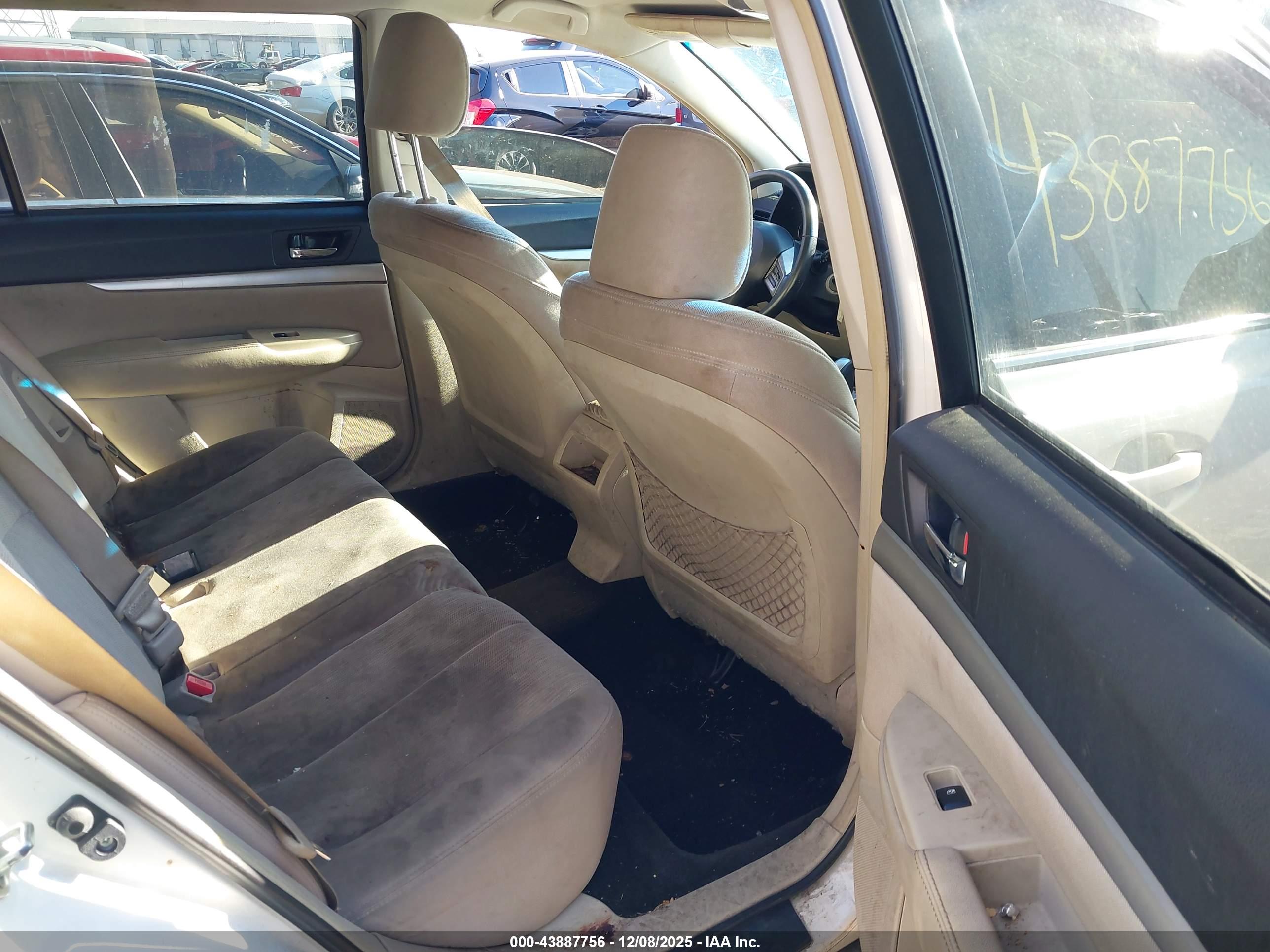 SUBARU OUTBACK image 8