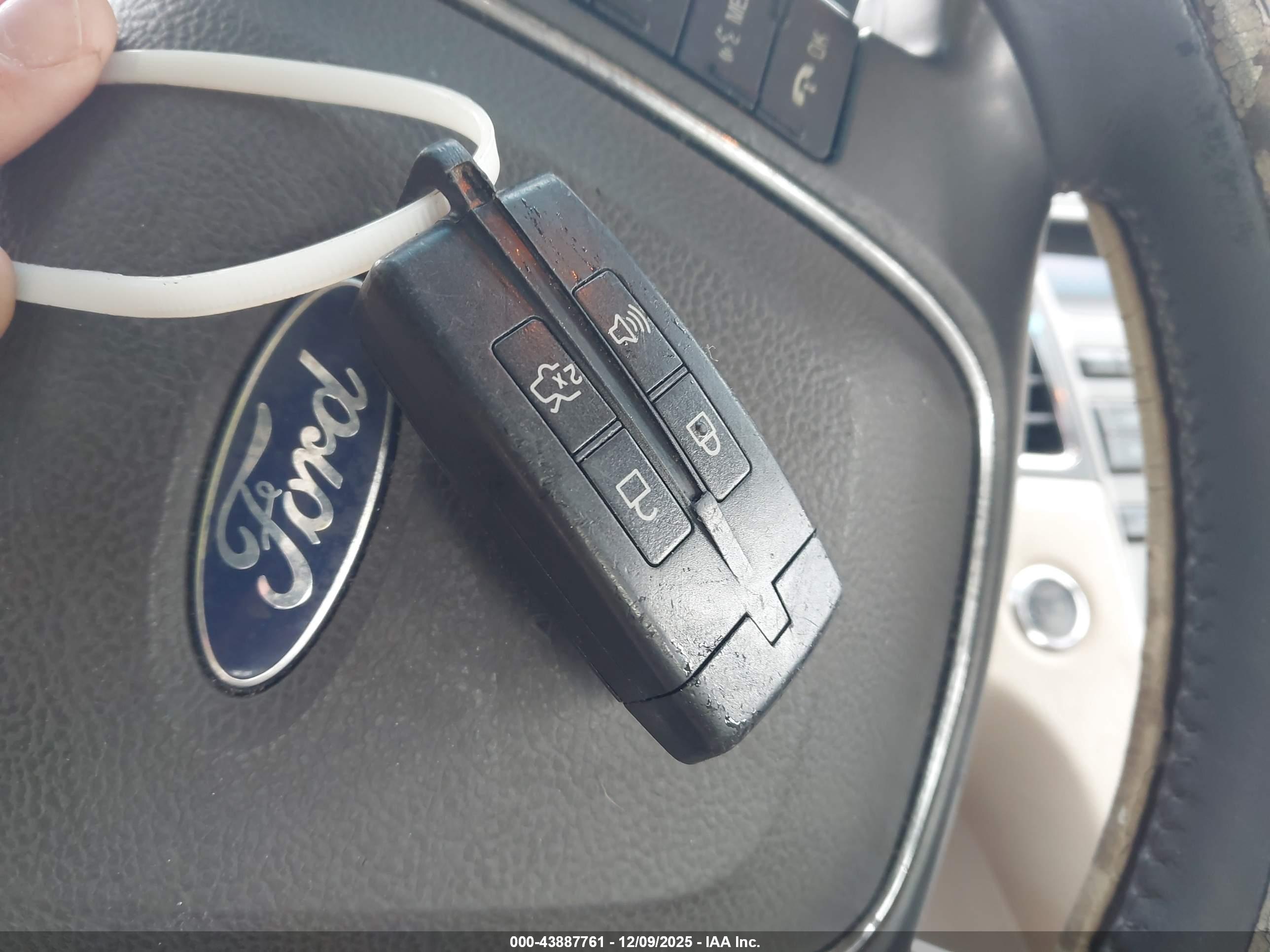 FORD TAURUS image 11