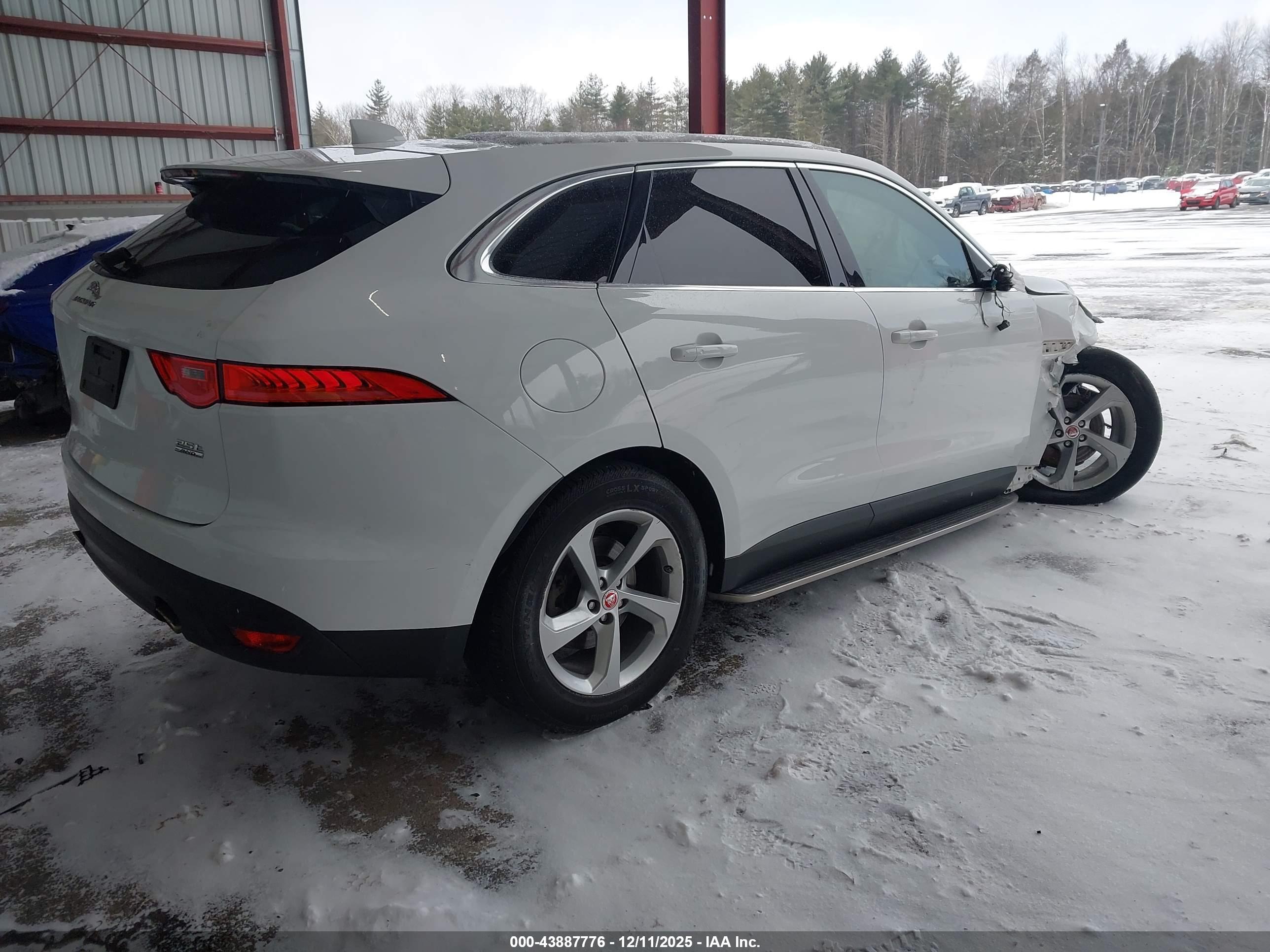 JAGUAR F-PACE image 4