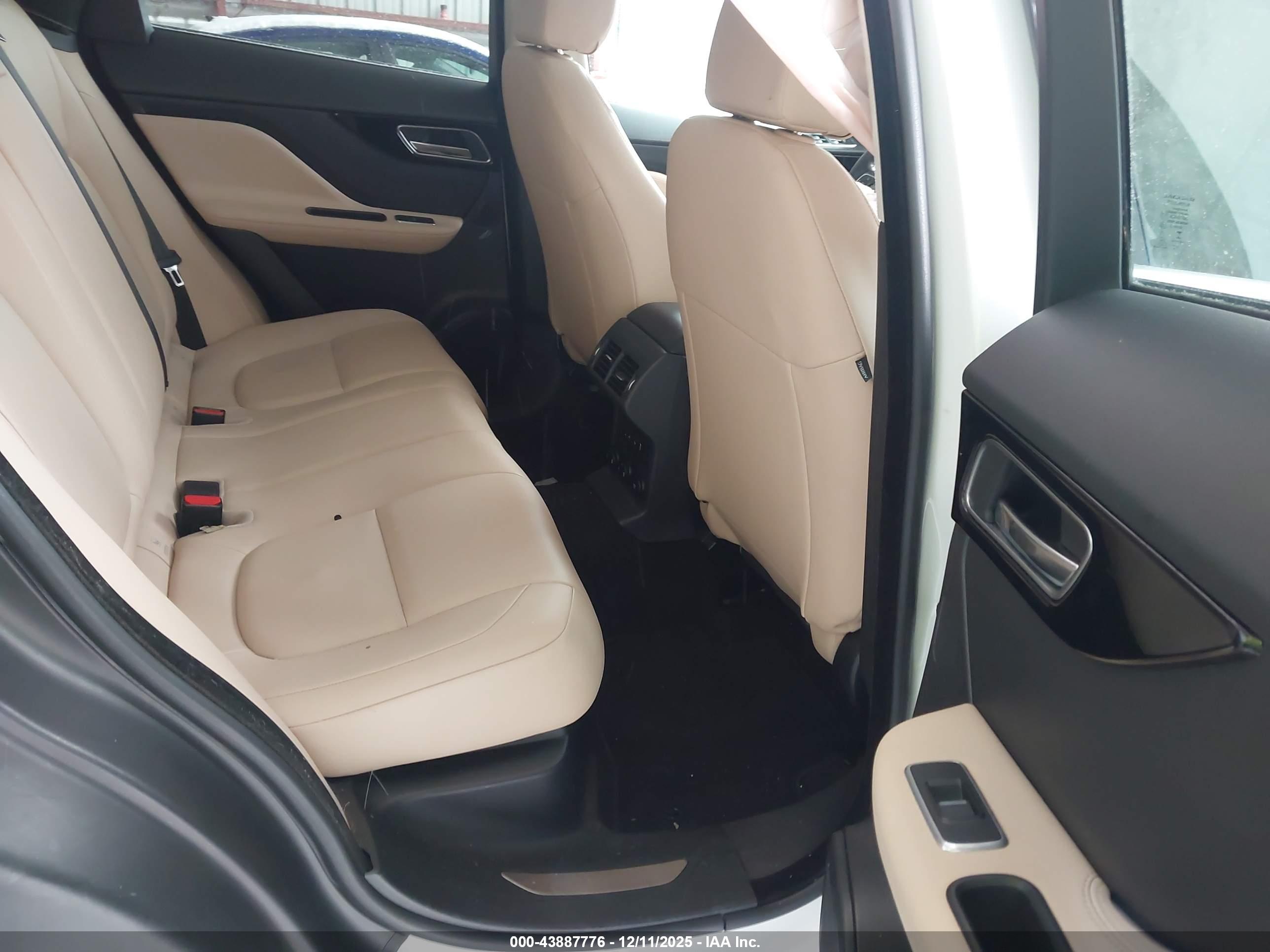 JAGUAR F-PACE image 8