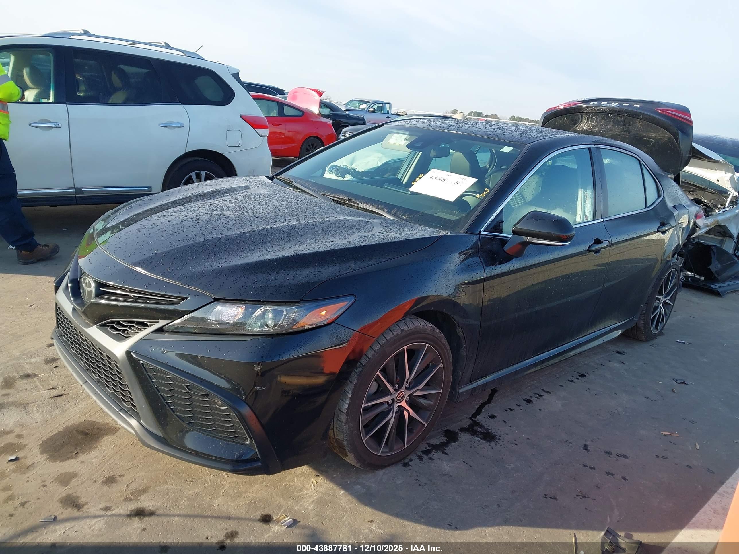TOYOTA CAMRY image 2