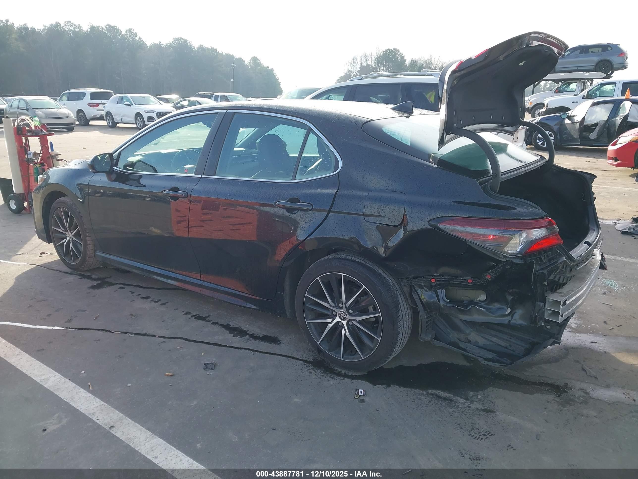 TOYOTA CAMRY image 3