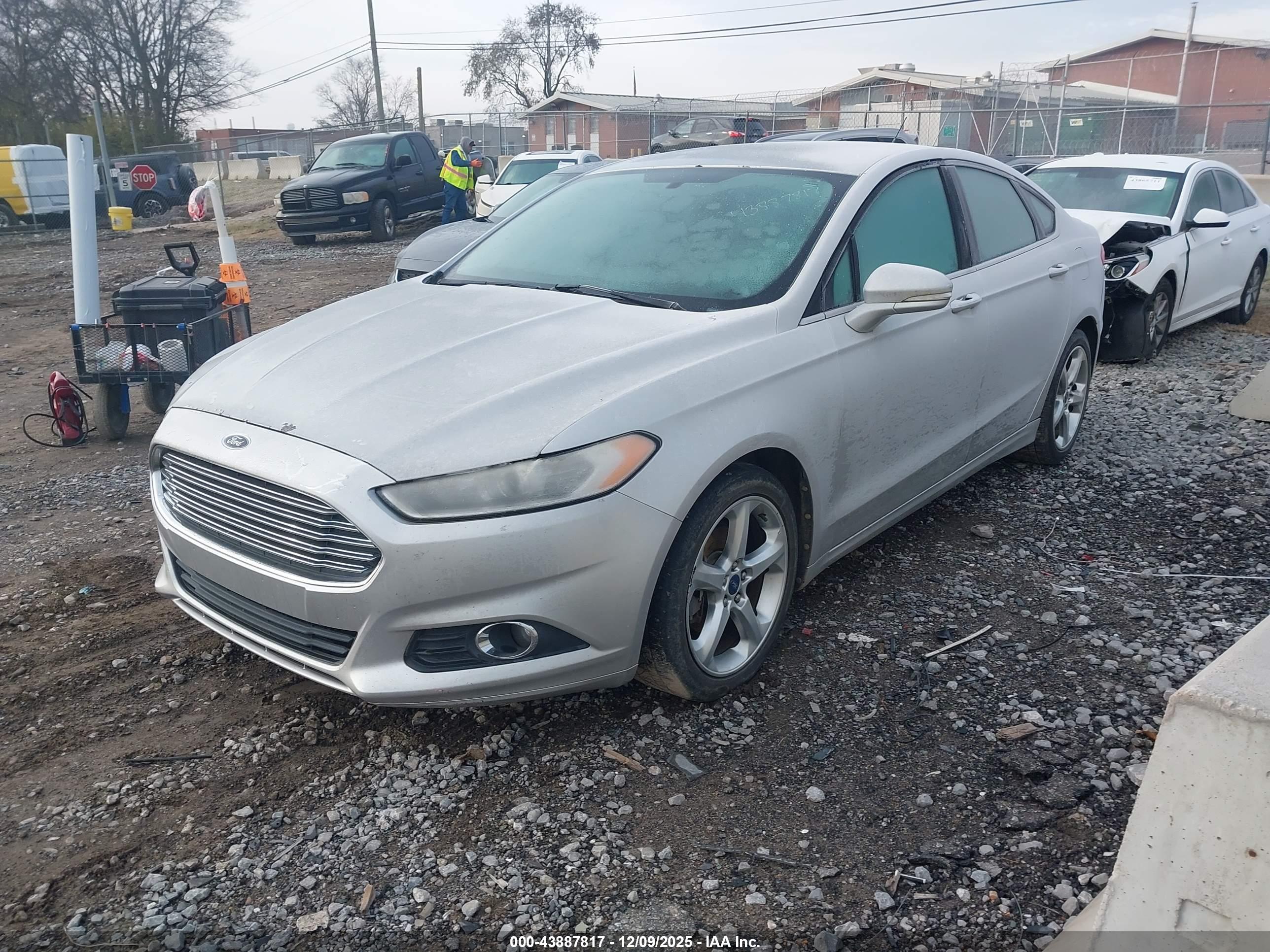 FORD FUSION image 2