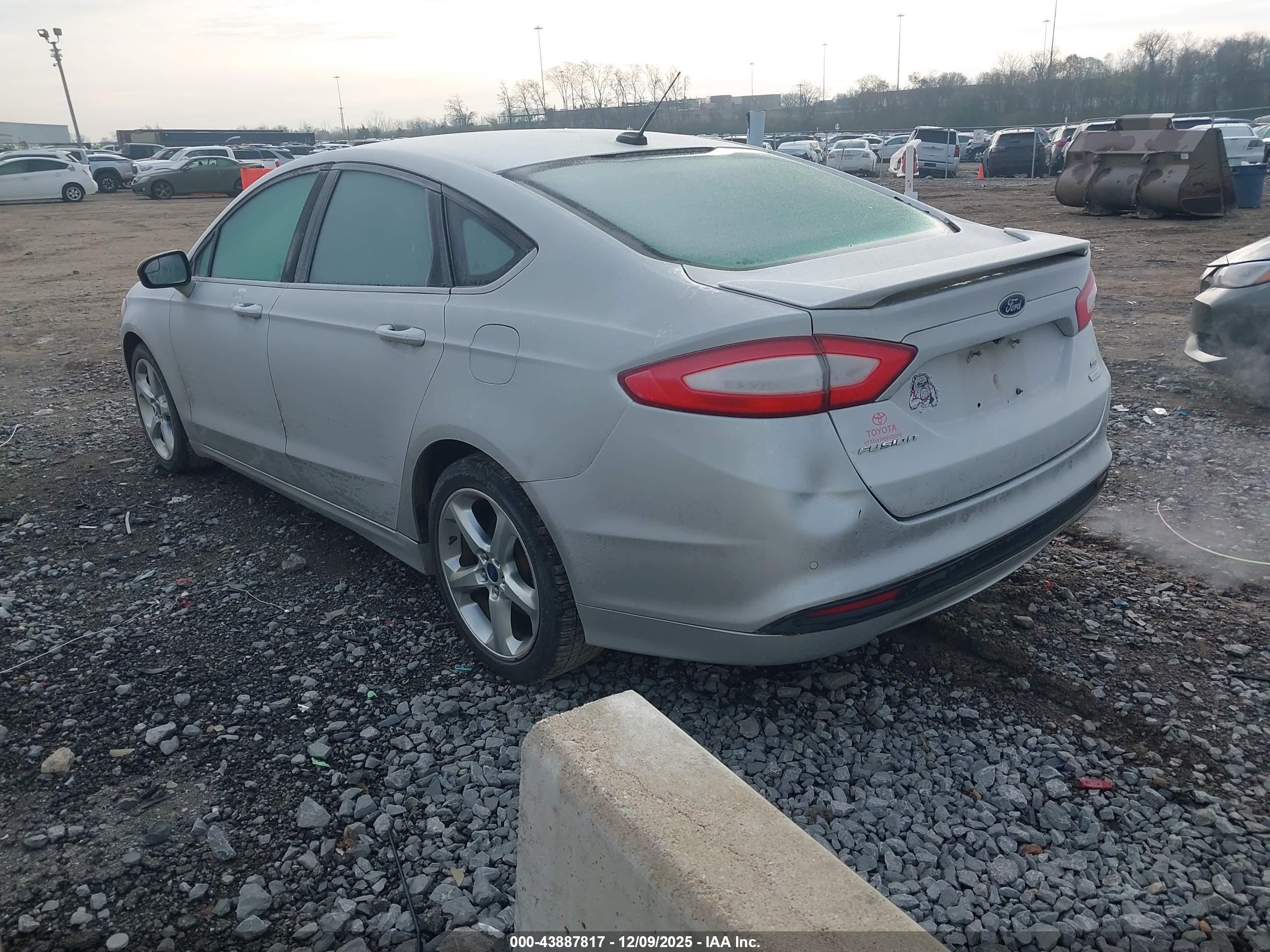 FORD FUSION image 3