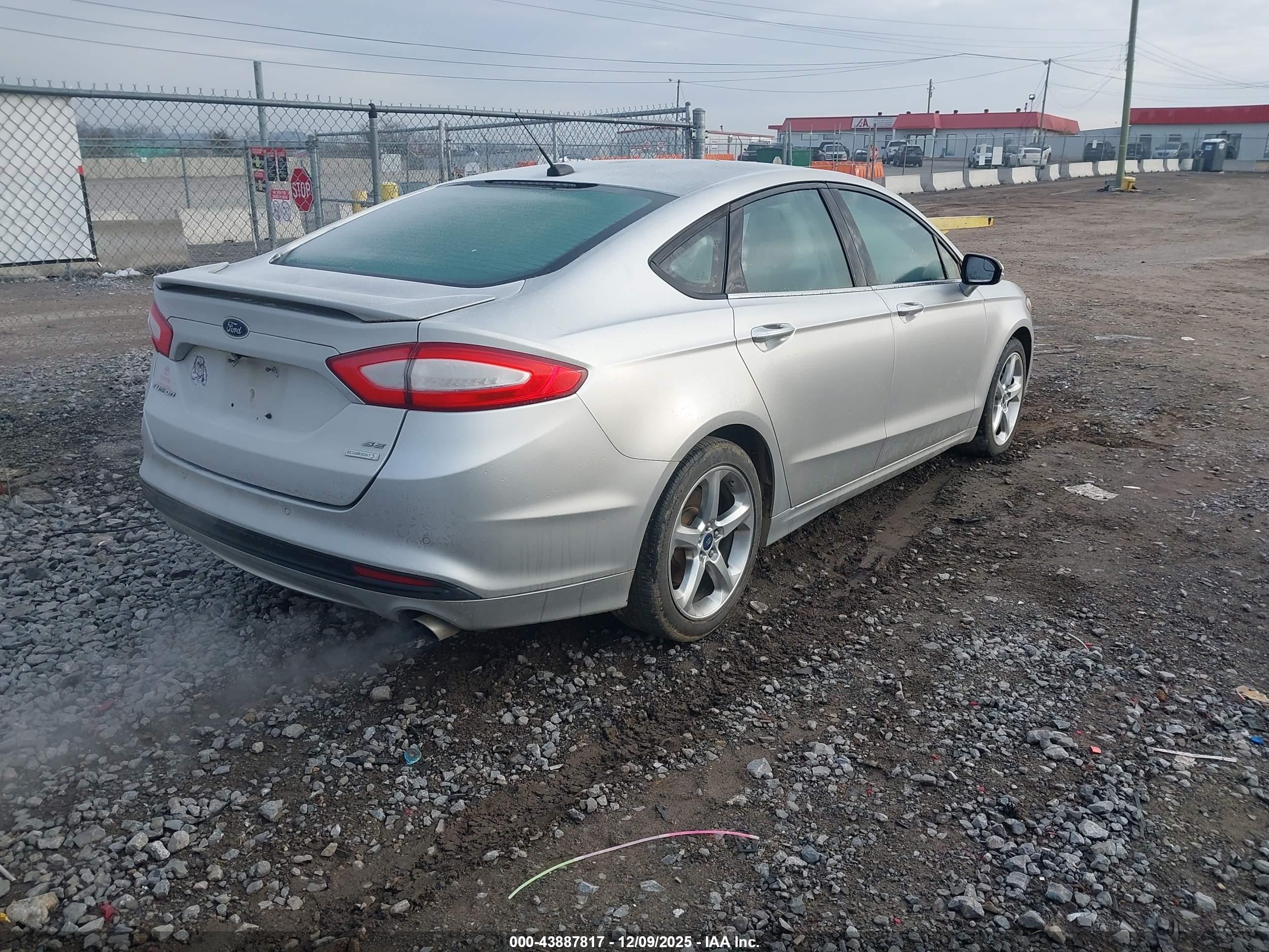FORD FUSION image 4