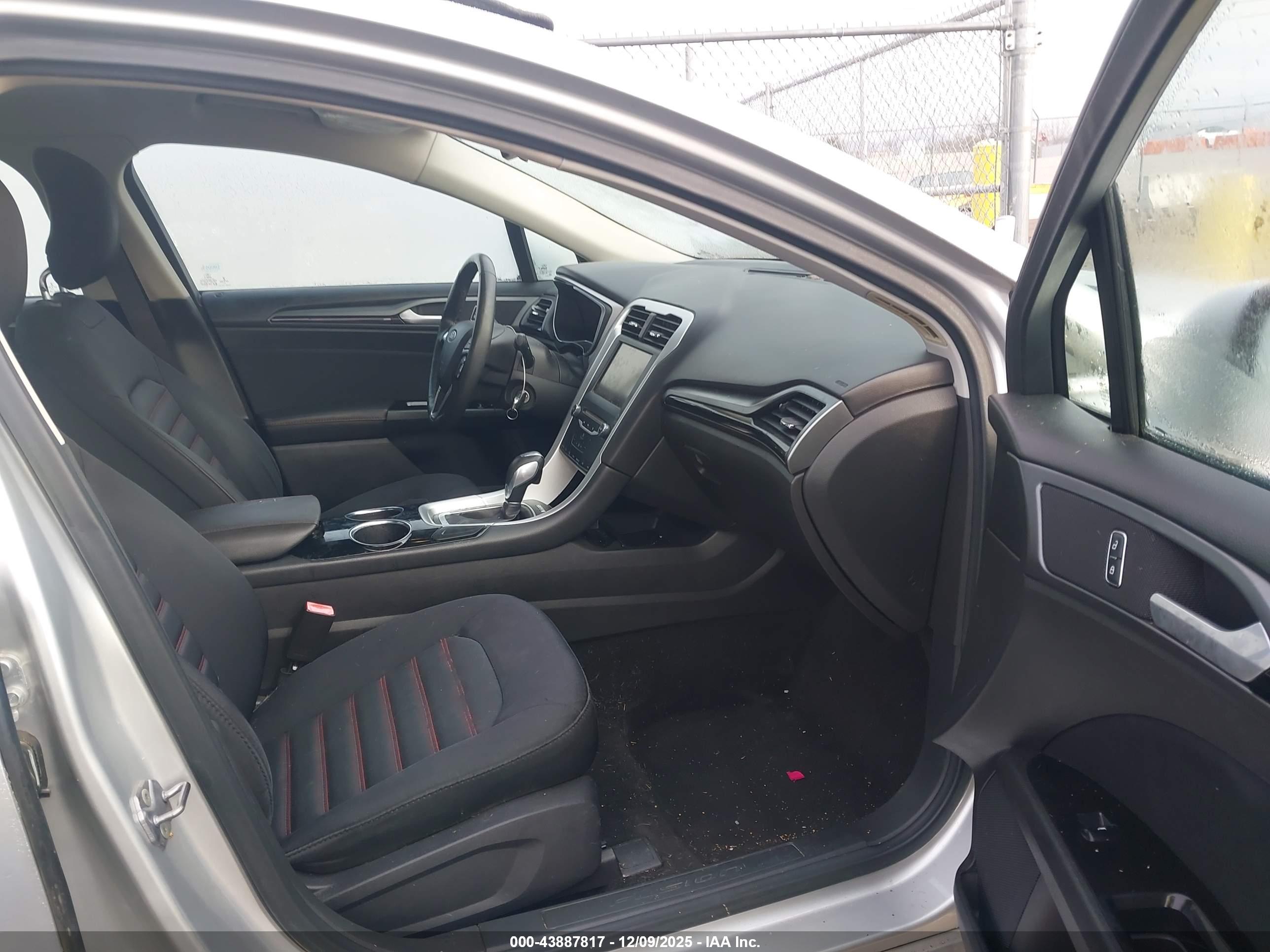FORD FUSION image 5