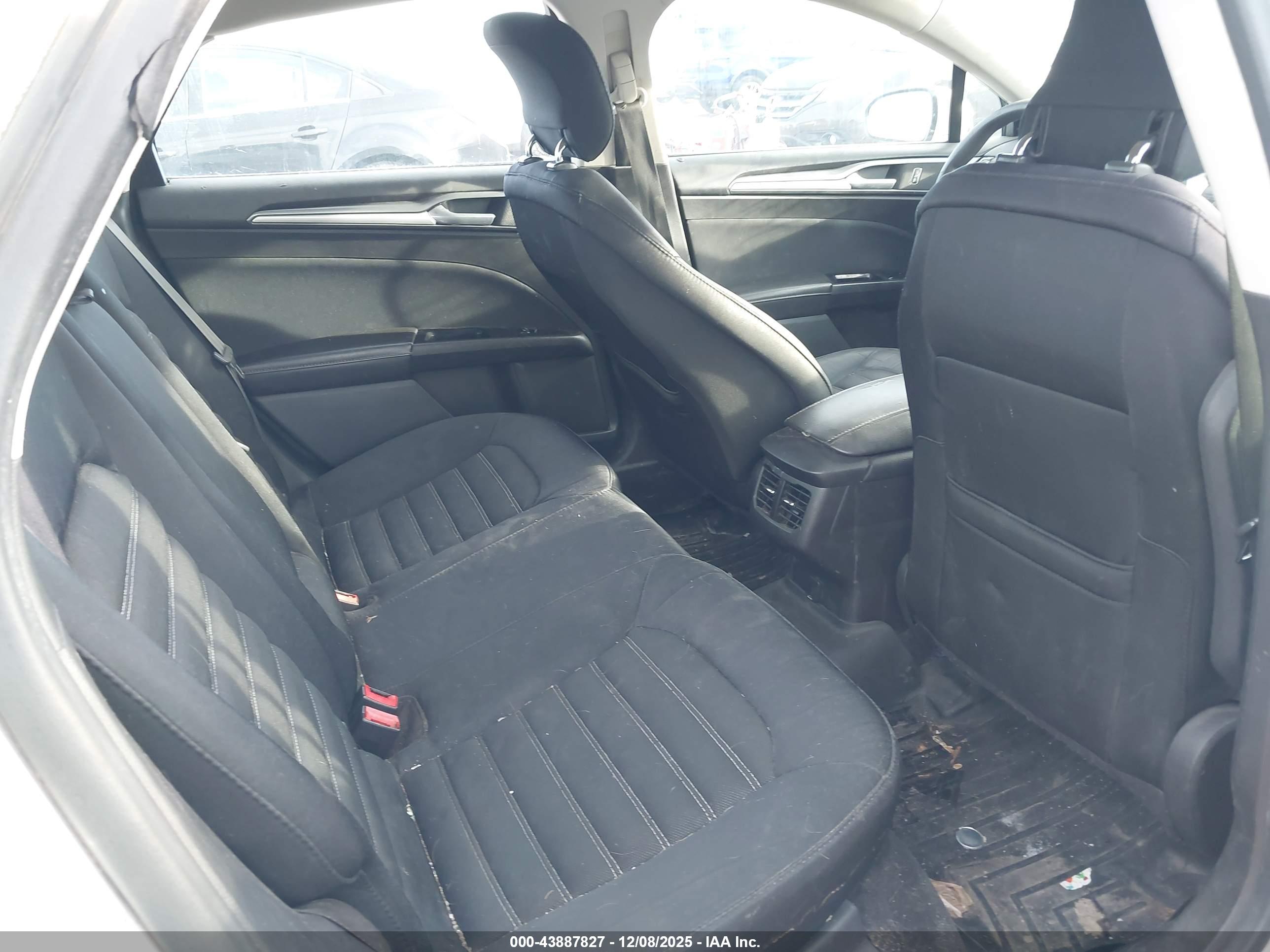 FORD FUSION image 8