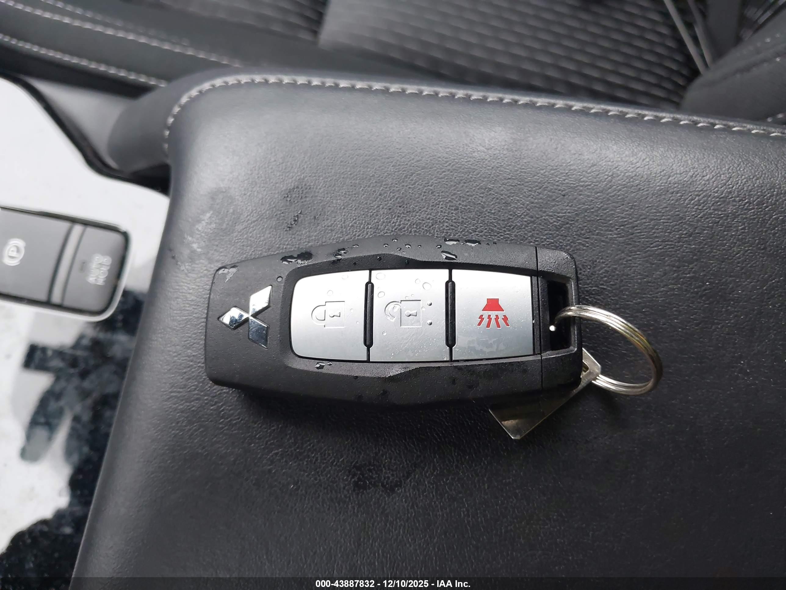 MITSUBISHI OUTLANDER image 11
