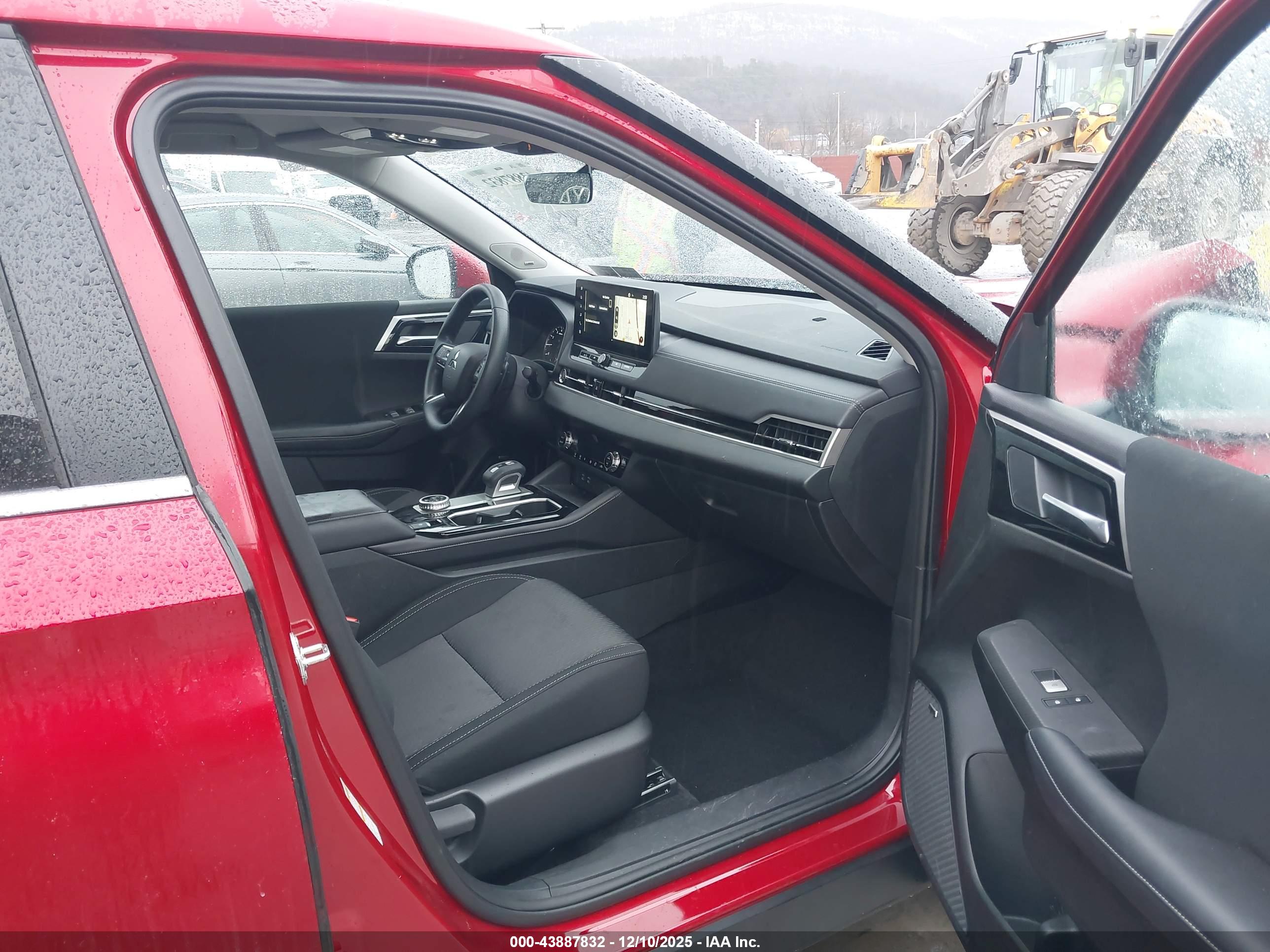MITSUBISHI OUTLANDER image 5