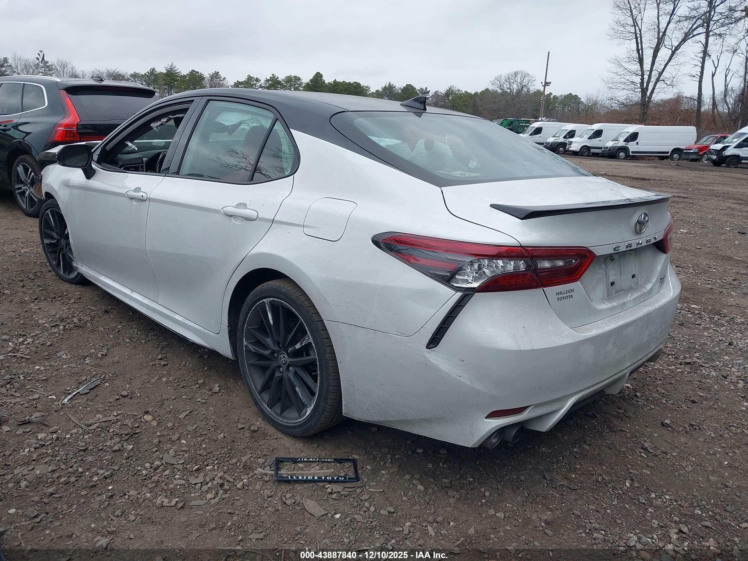 TOYOTA CAMRY image 3