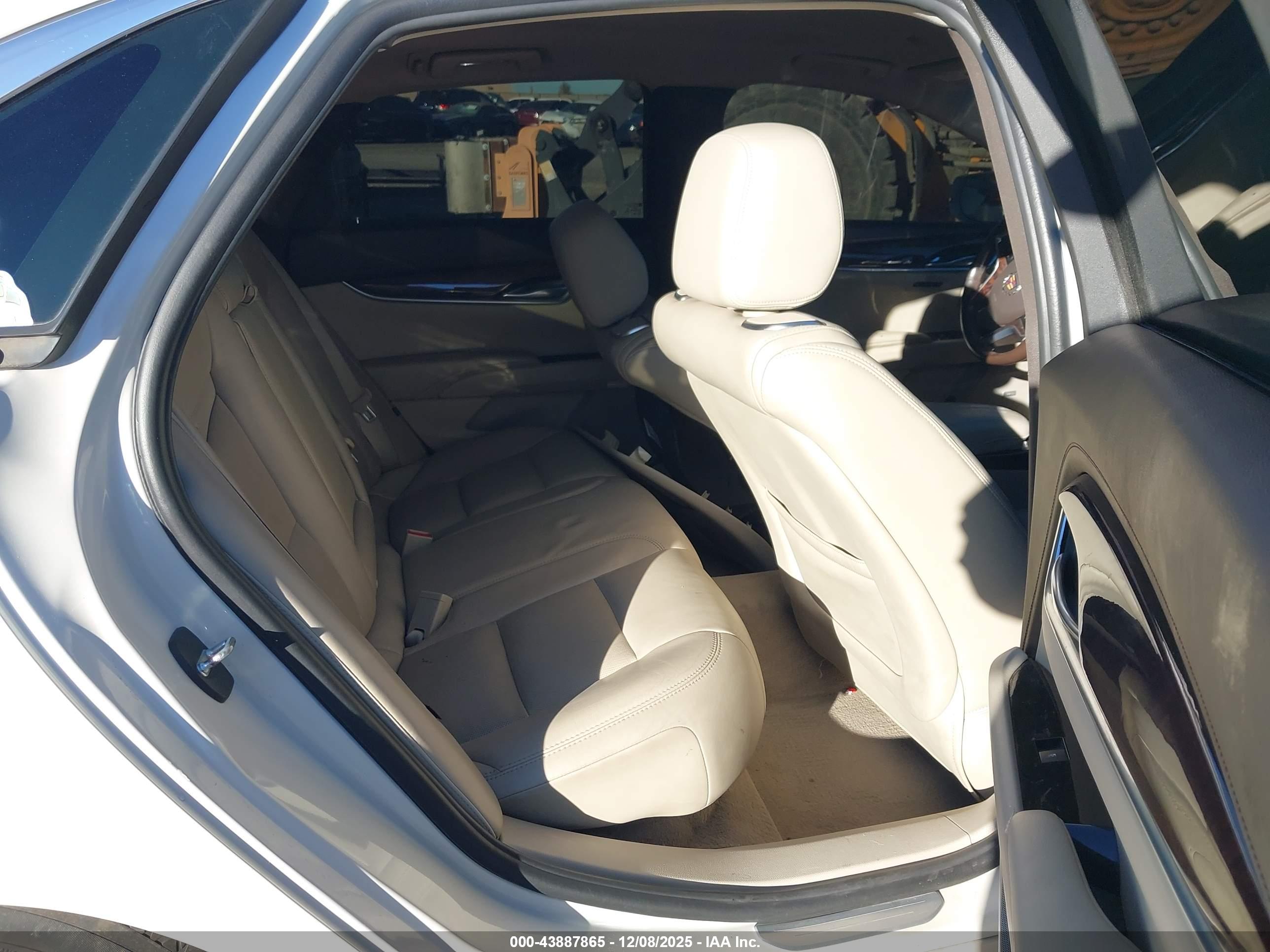 CADILLAC XTS image 8
