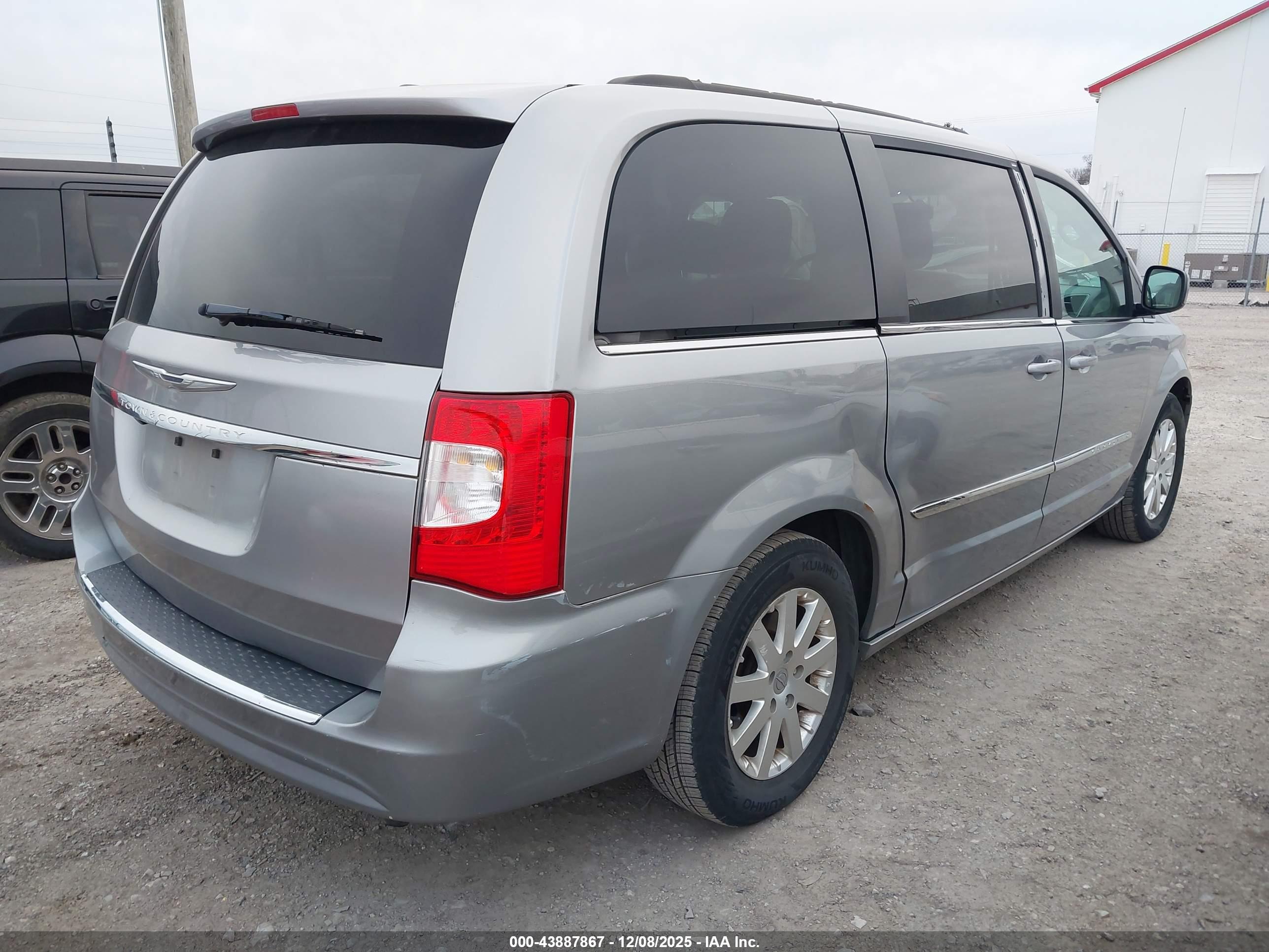 CHRYSLER TOWN image 4