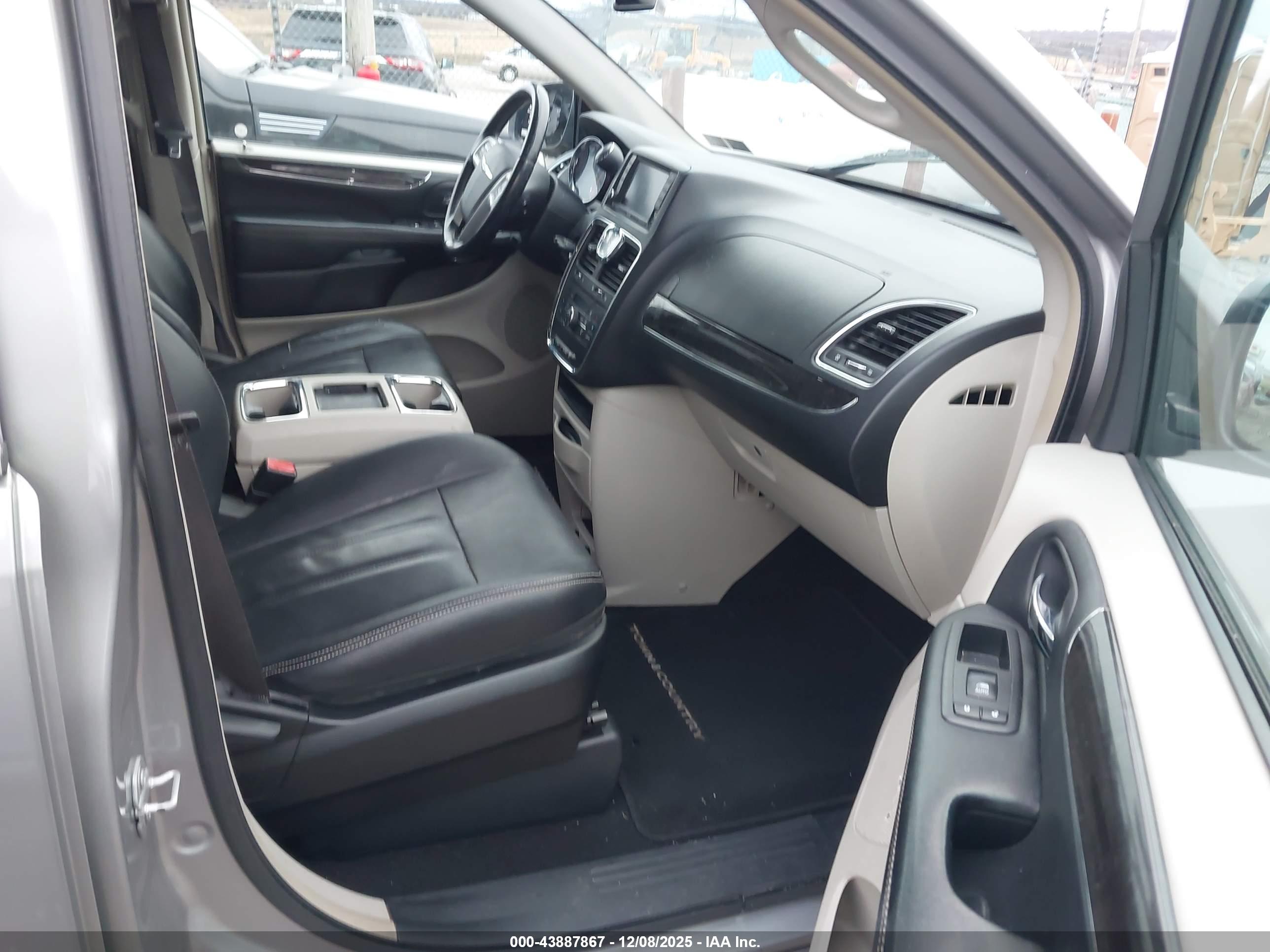 CHRYSLER TOWN image 5