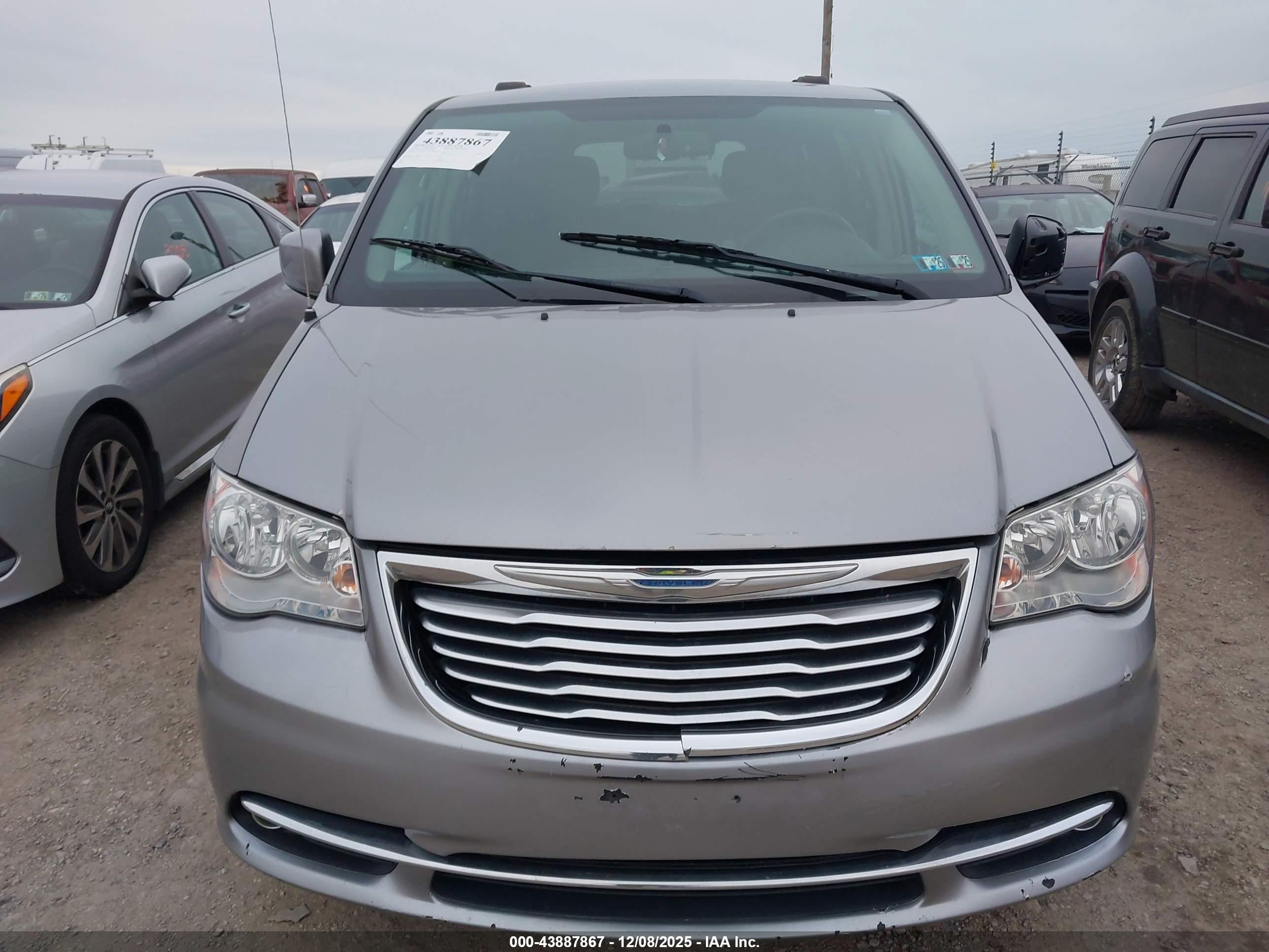 CHRYSLER TOWN image 6