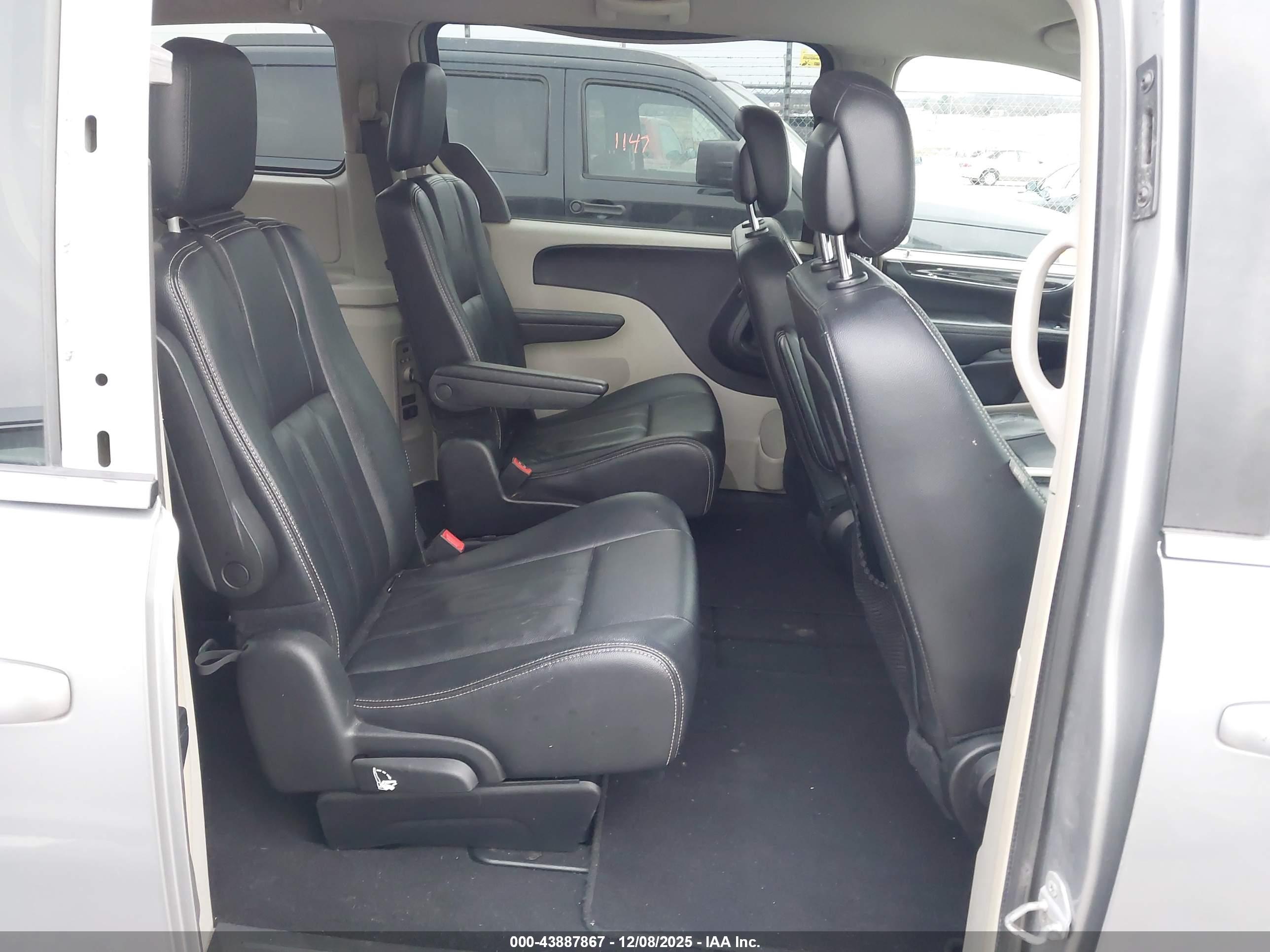 CHRYSLER TOWN image 8