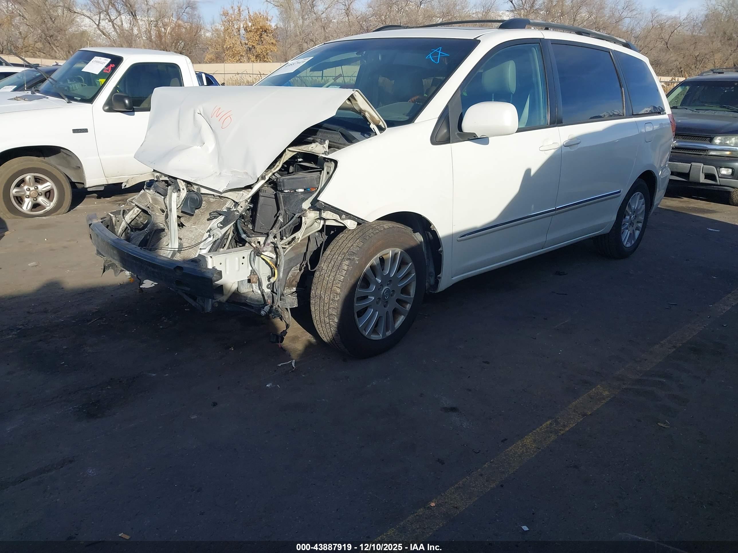 TOYOTA SIENNA image 2