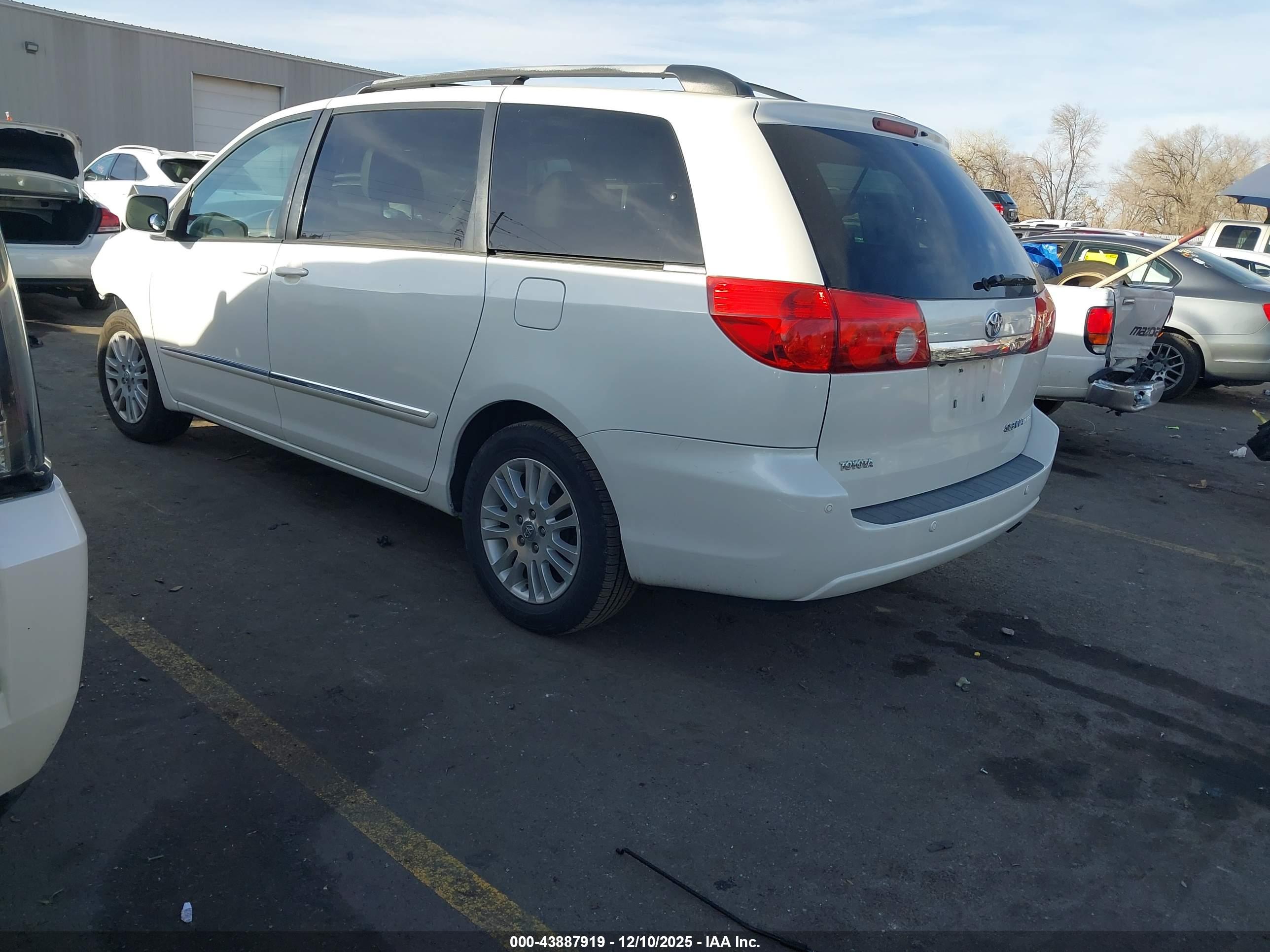 TOYOTA SIENNA image 3