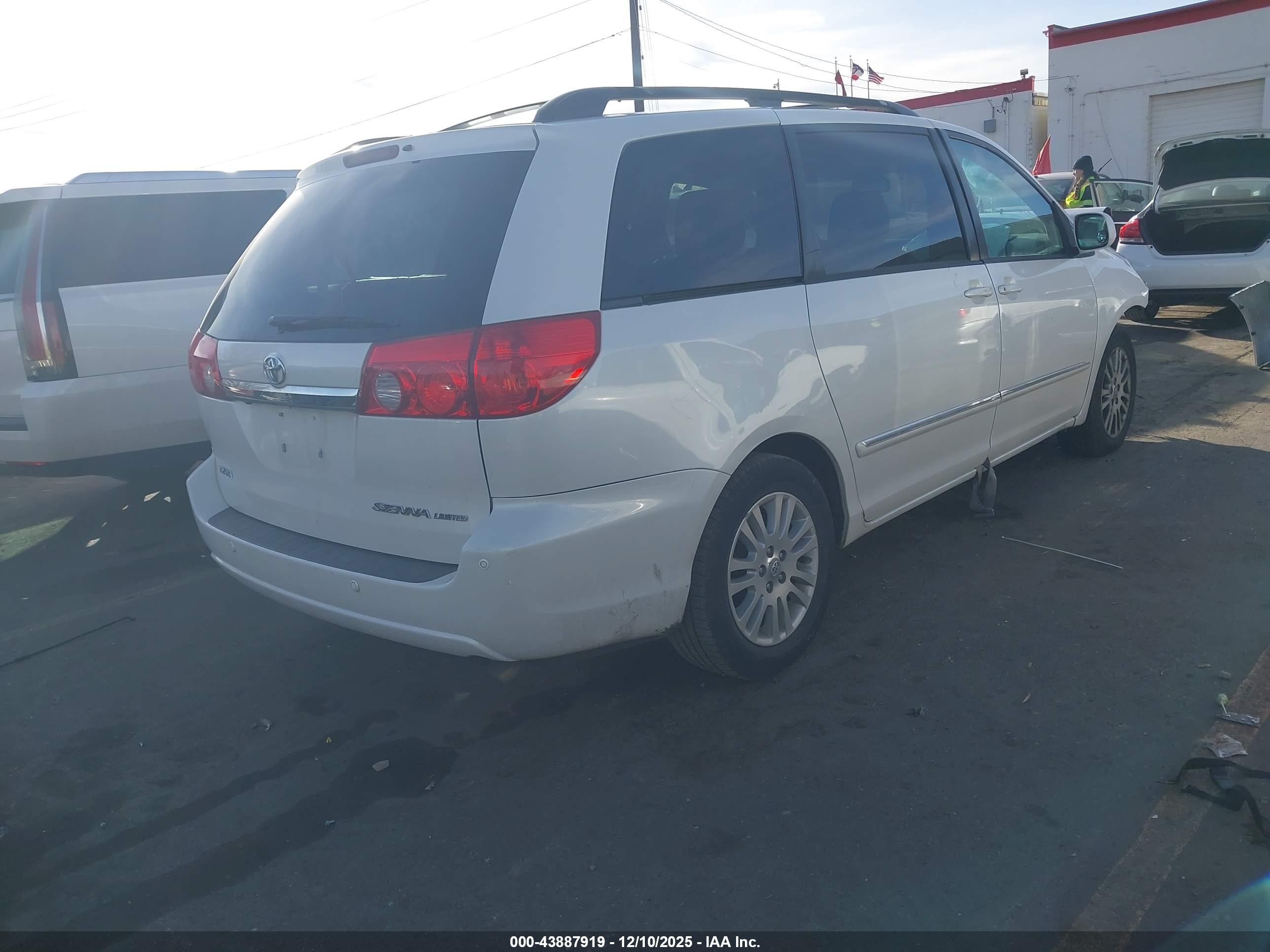 TOYOTA SIENNA image 4