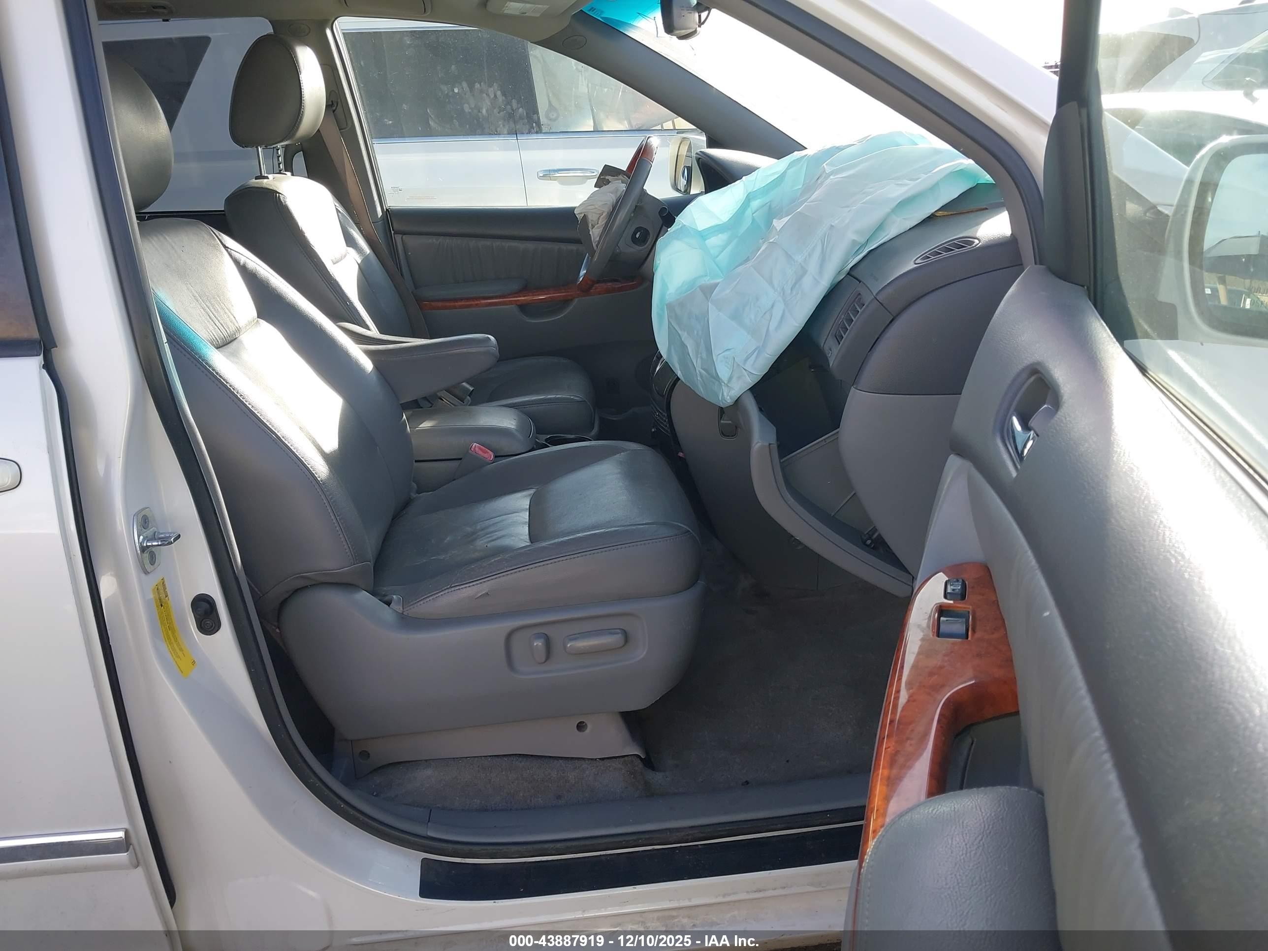 TOYOTA SIENNA image 5