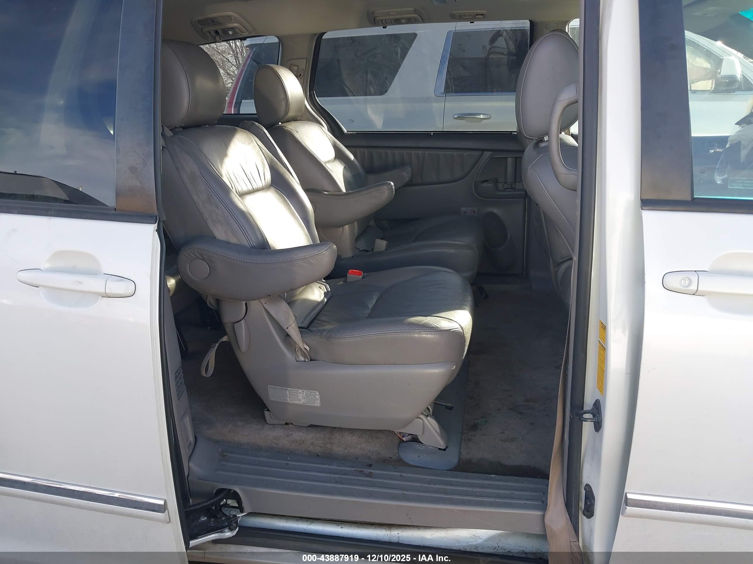 TOYOTA SIENNA image 8