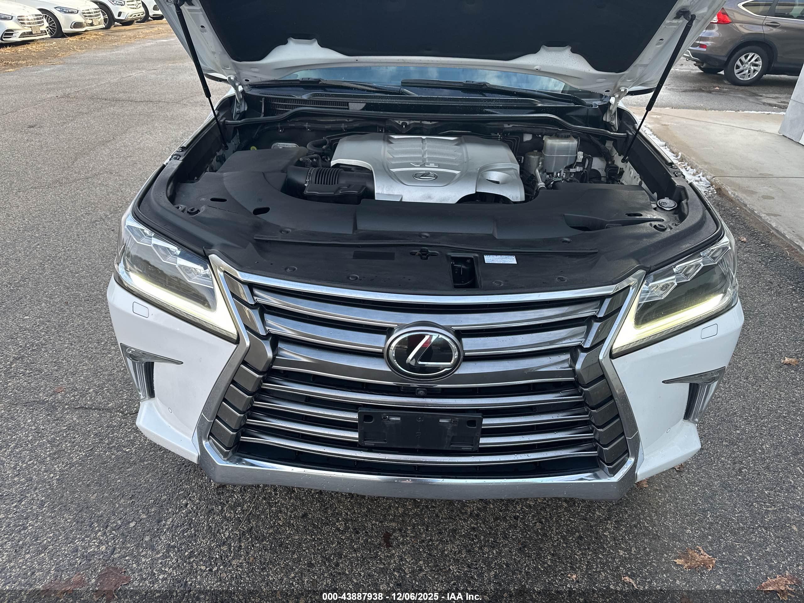 LEXUS LX image 10