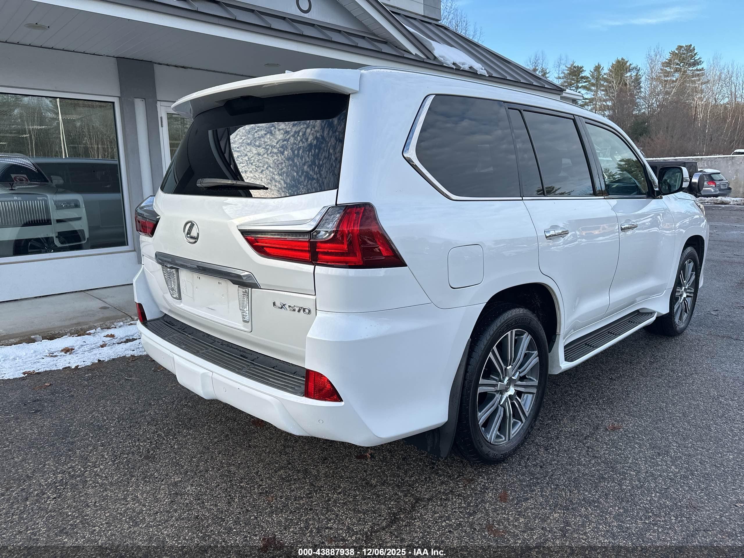 LEXUS LX image 4