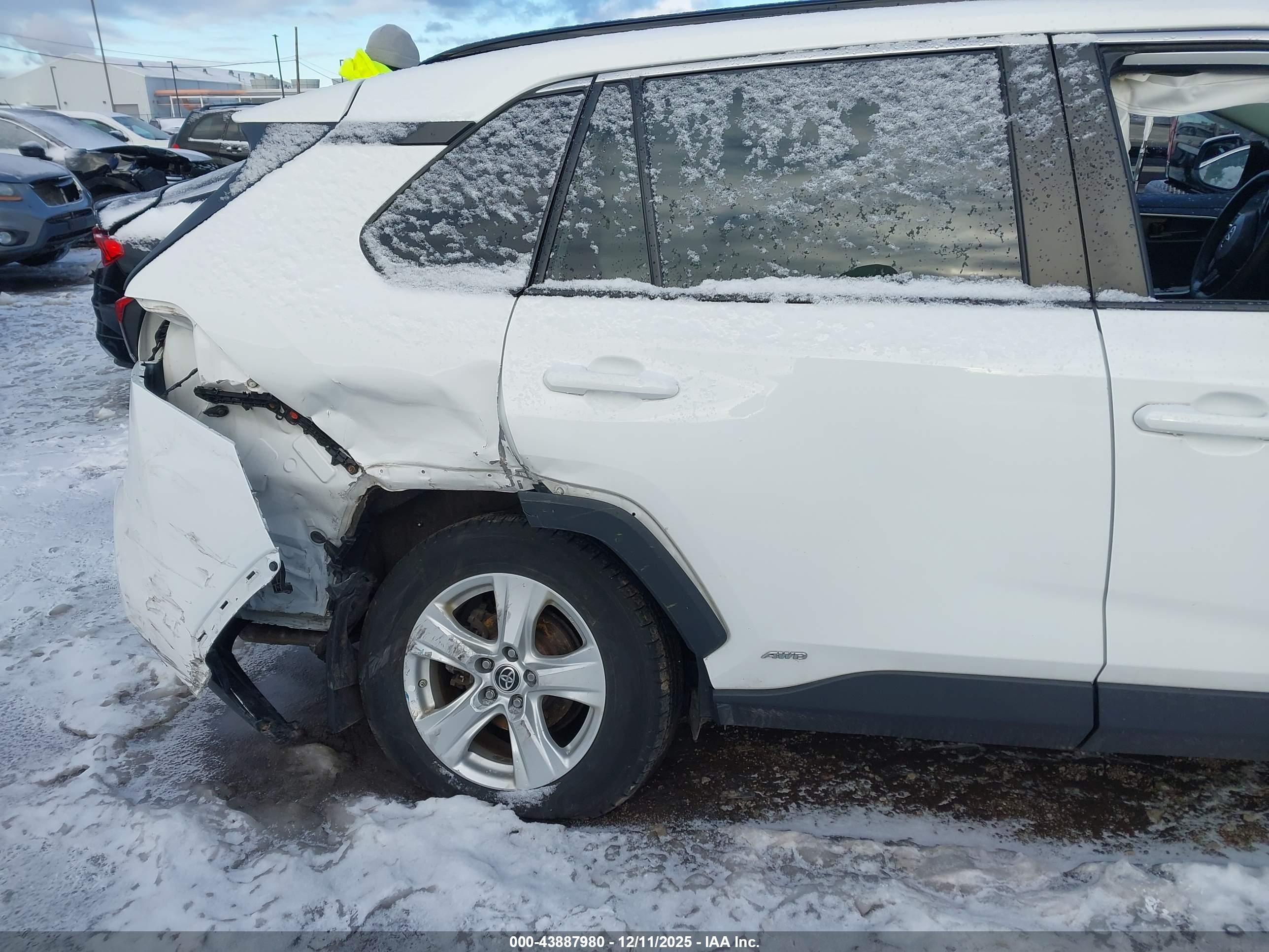 TOYOTA RAV4 image 6