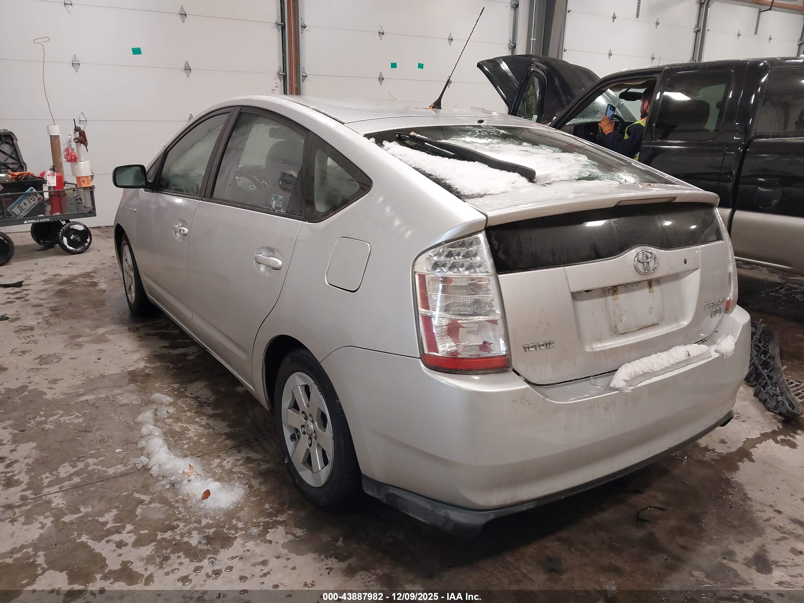 TOYOTA PRIUS image 3