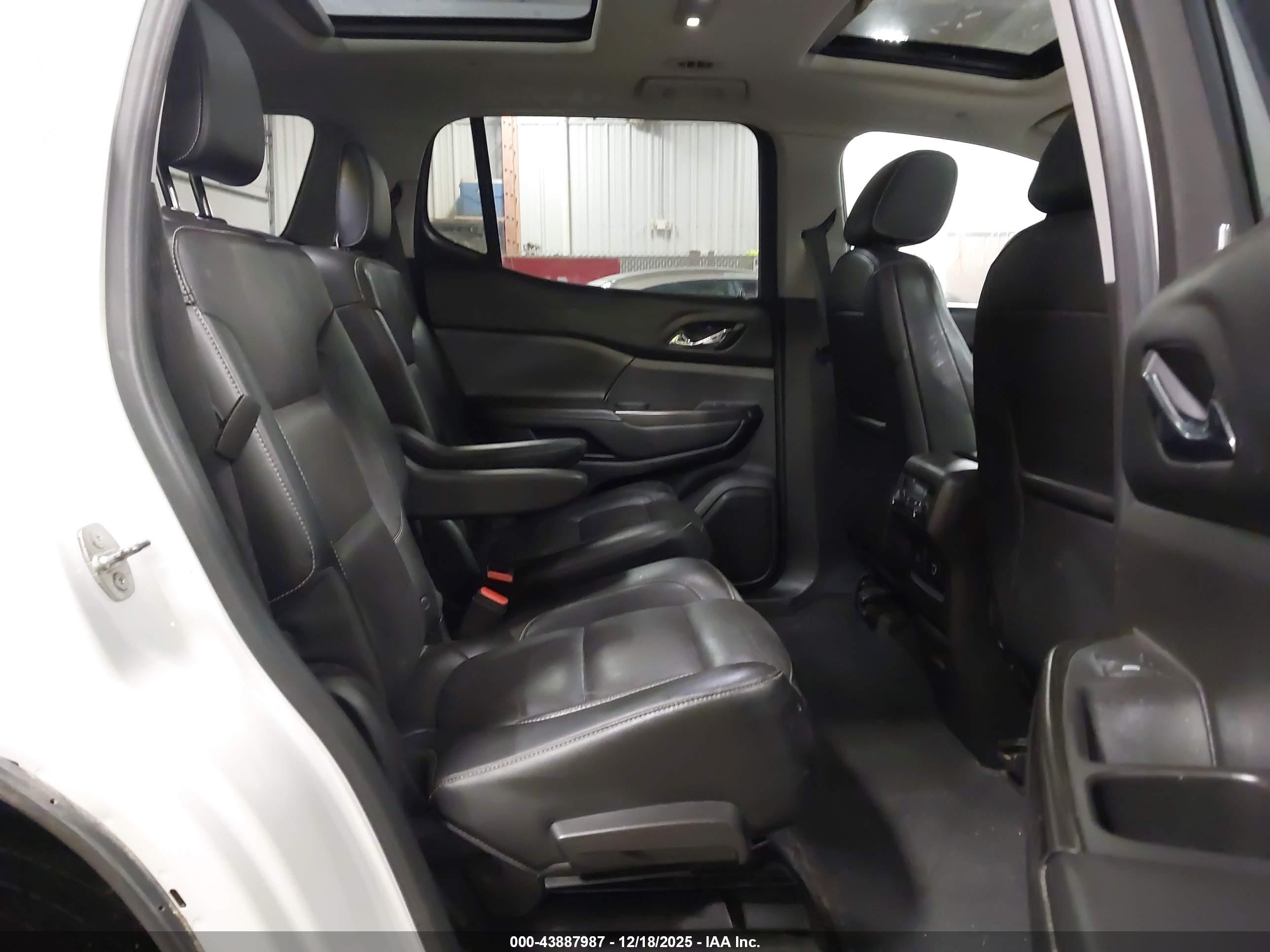 GMC ACADIA image 8
