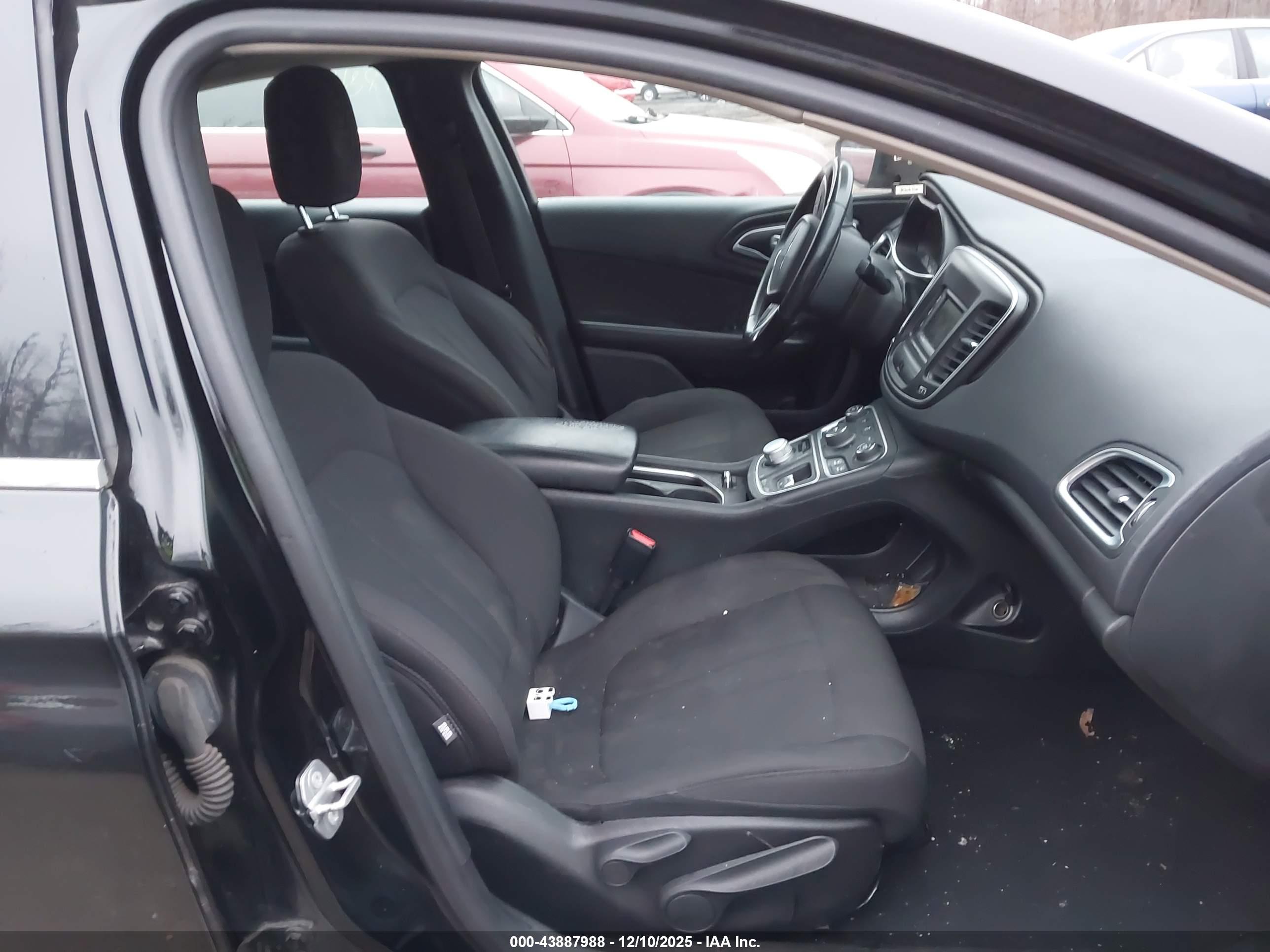 CHRYSLER 200 image 5