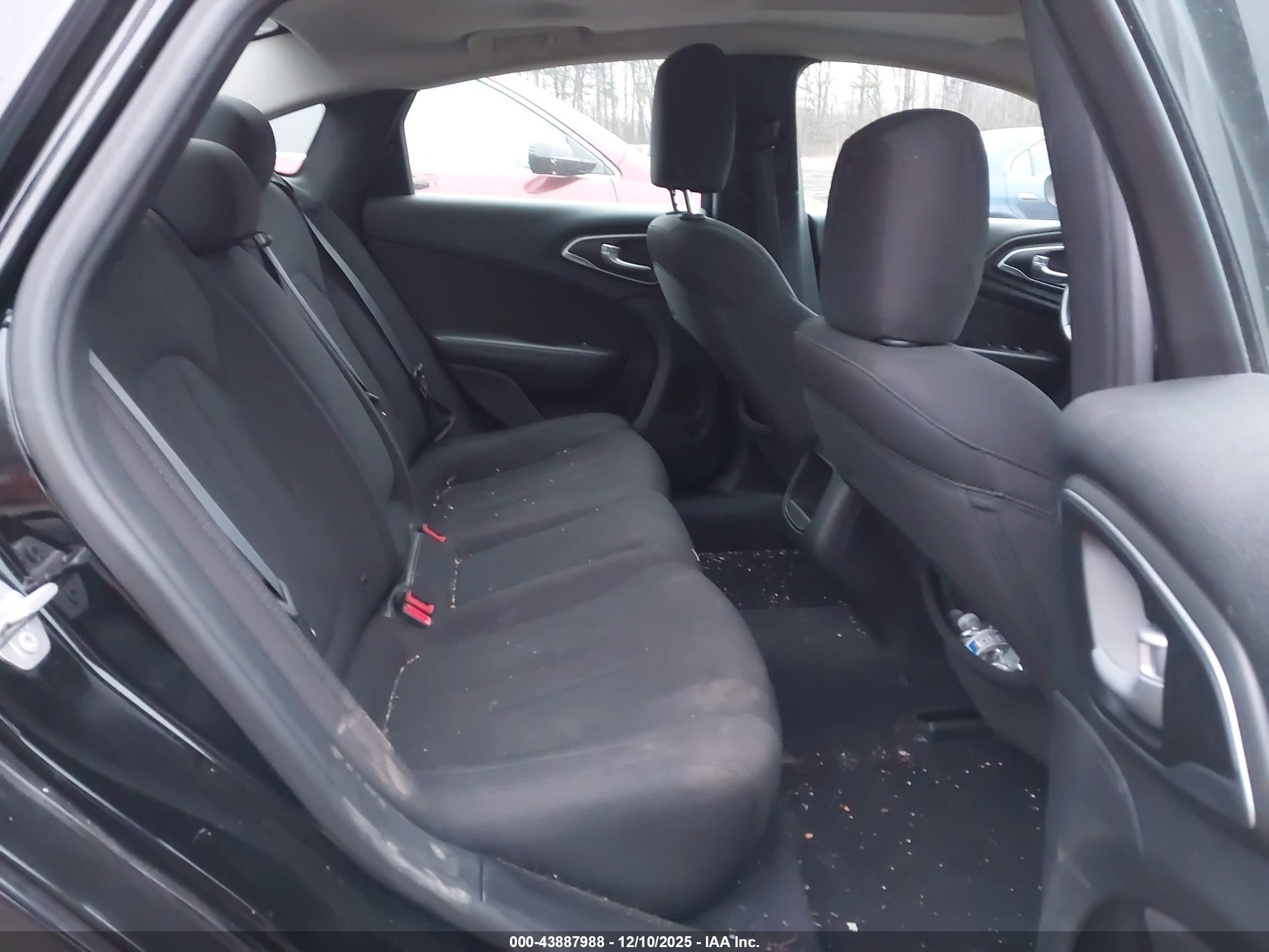 CHRYSLER 200 image 8