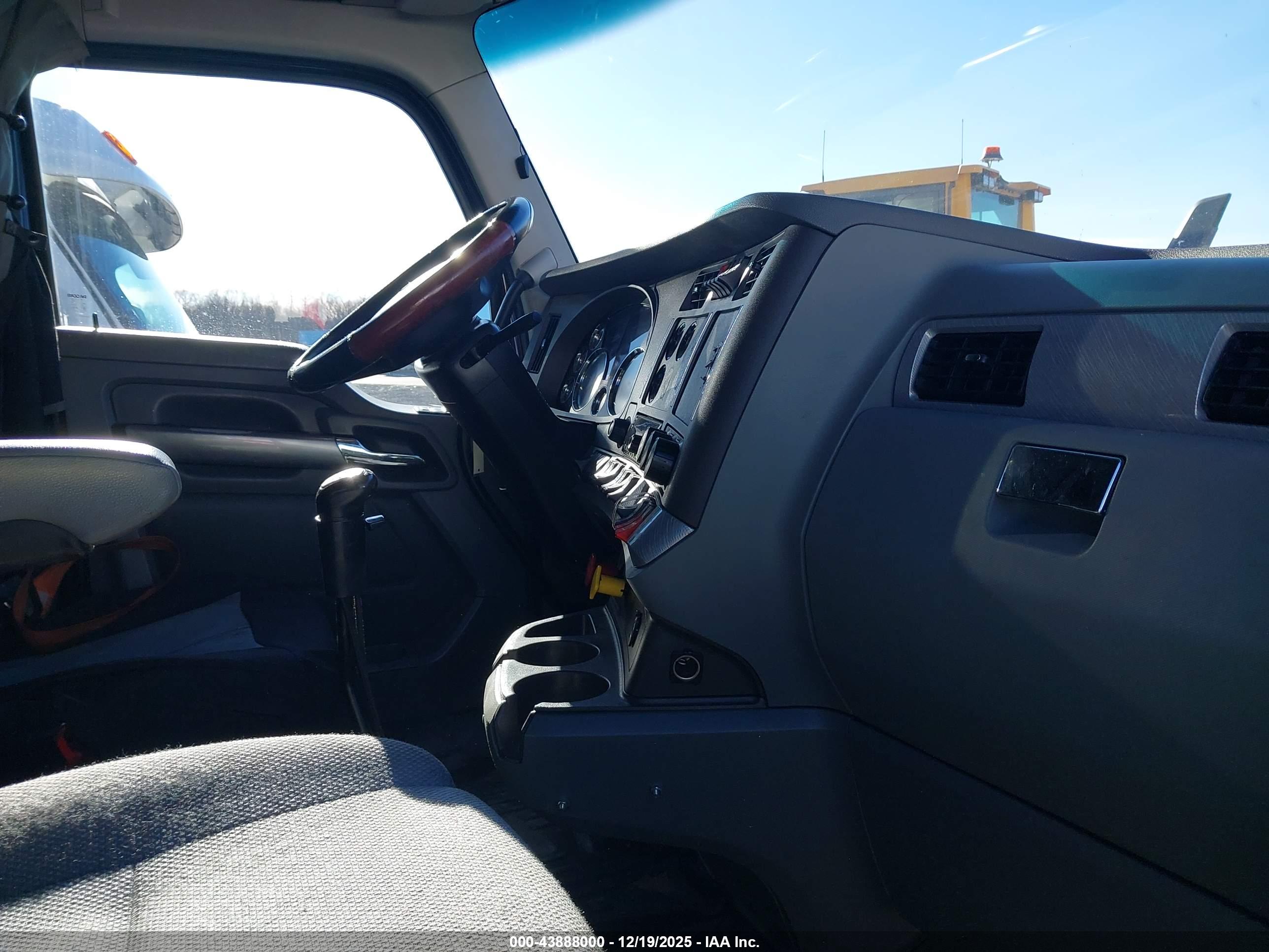 KENWORTH T880 image 5