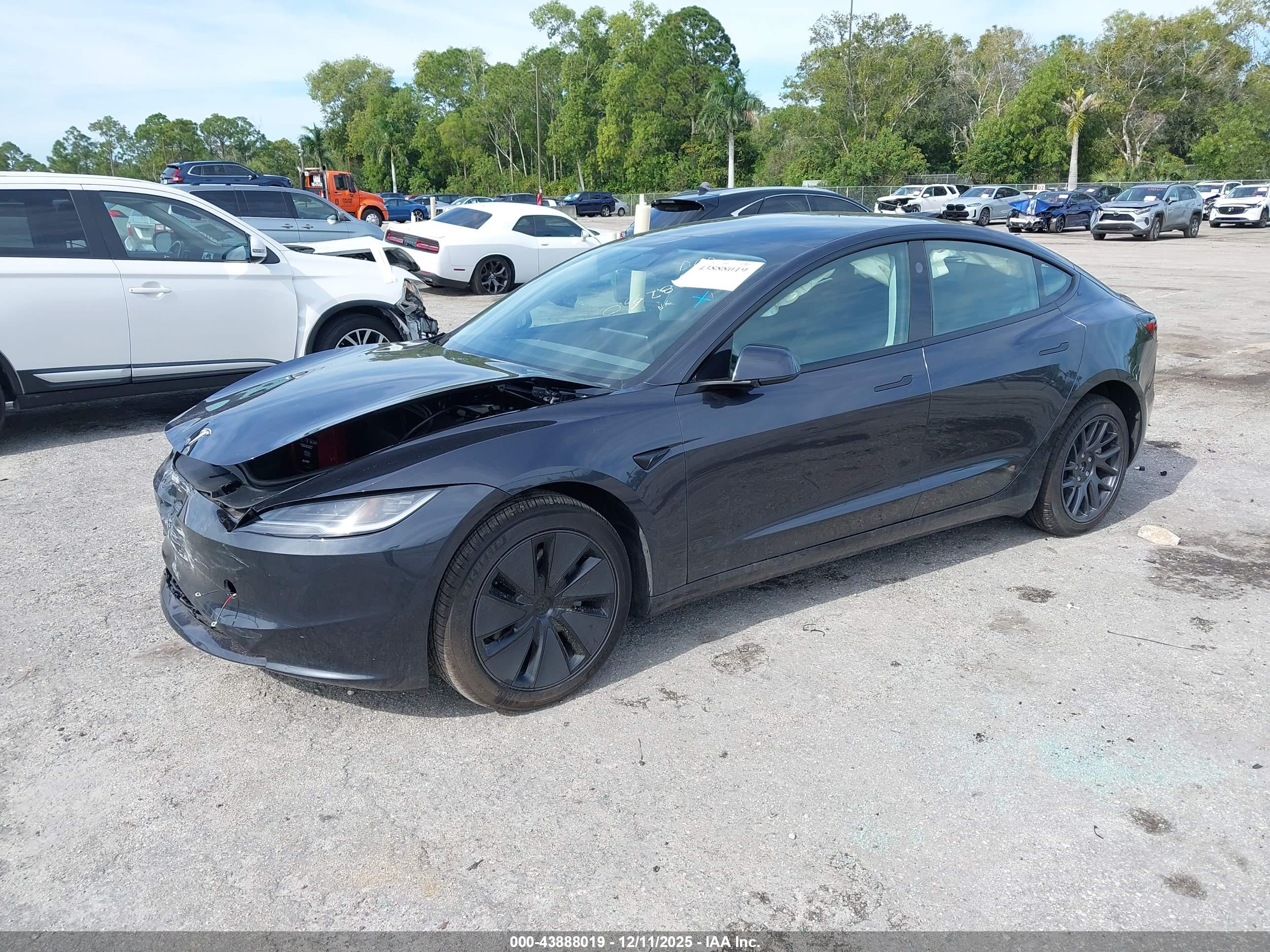TESLA MODEL image 2