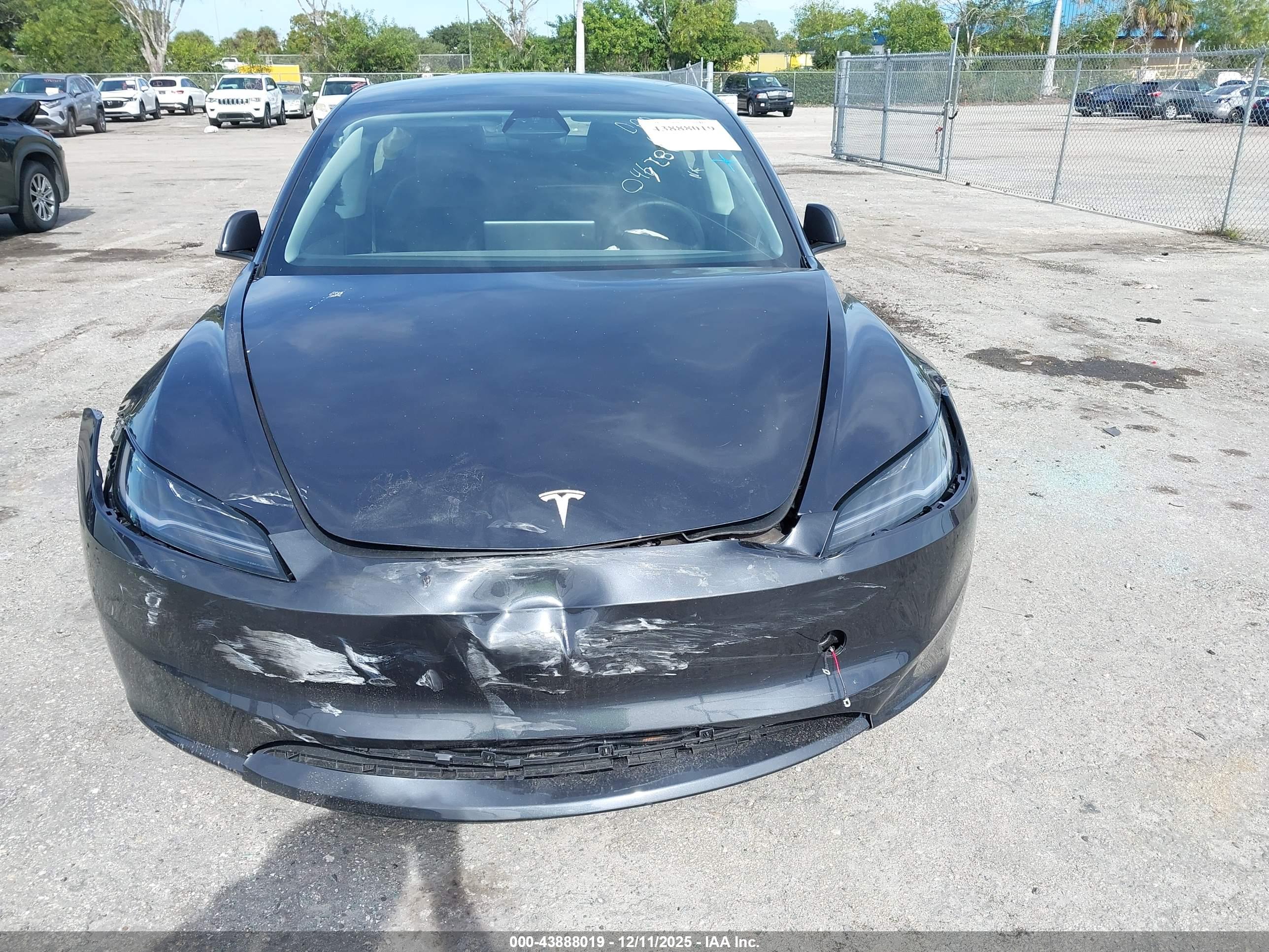 TESLA MODEL image 6