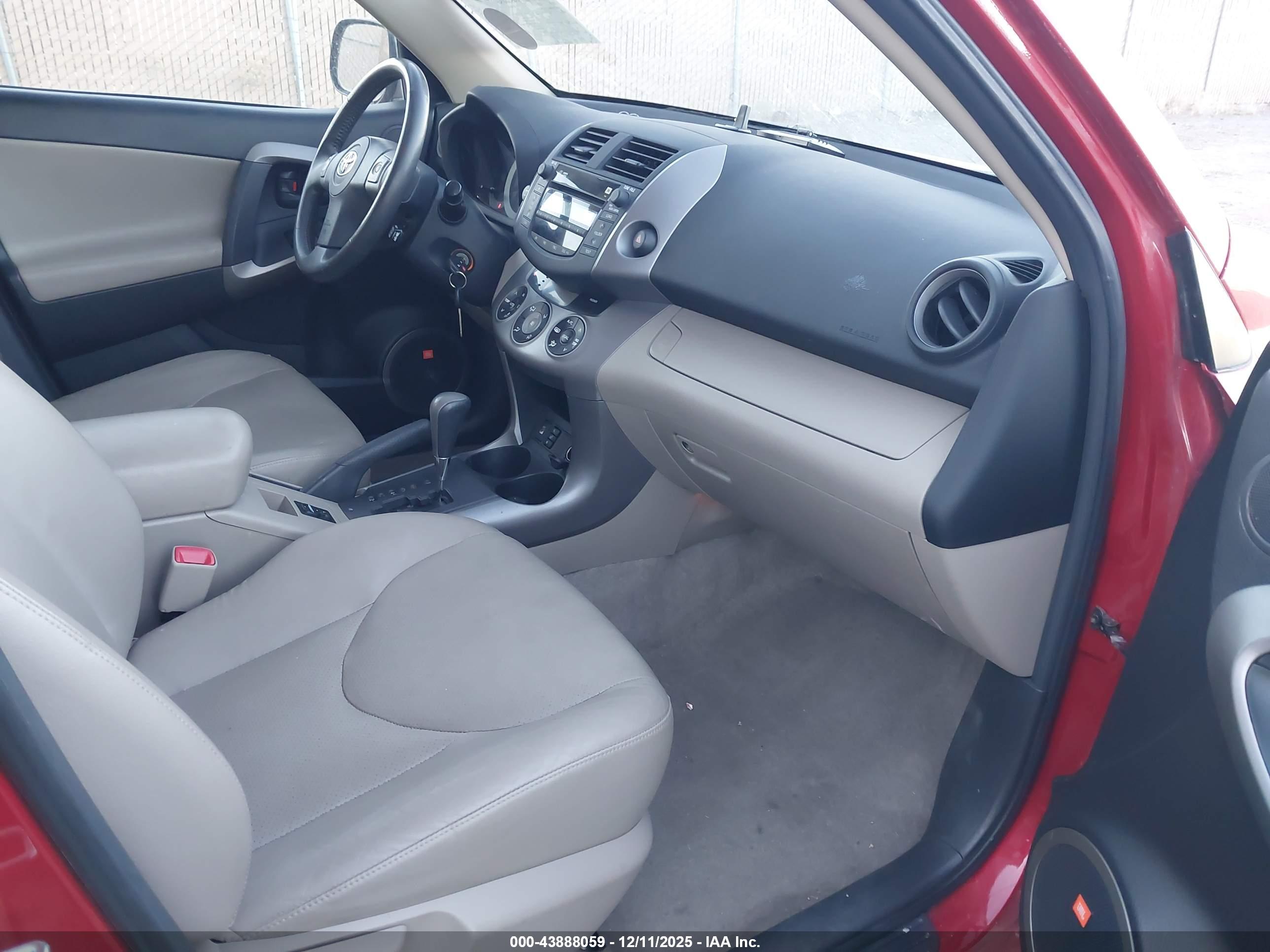 TOYOTA RAV4 image 5
