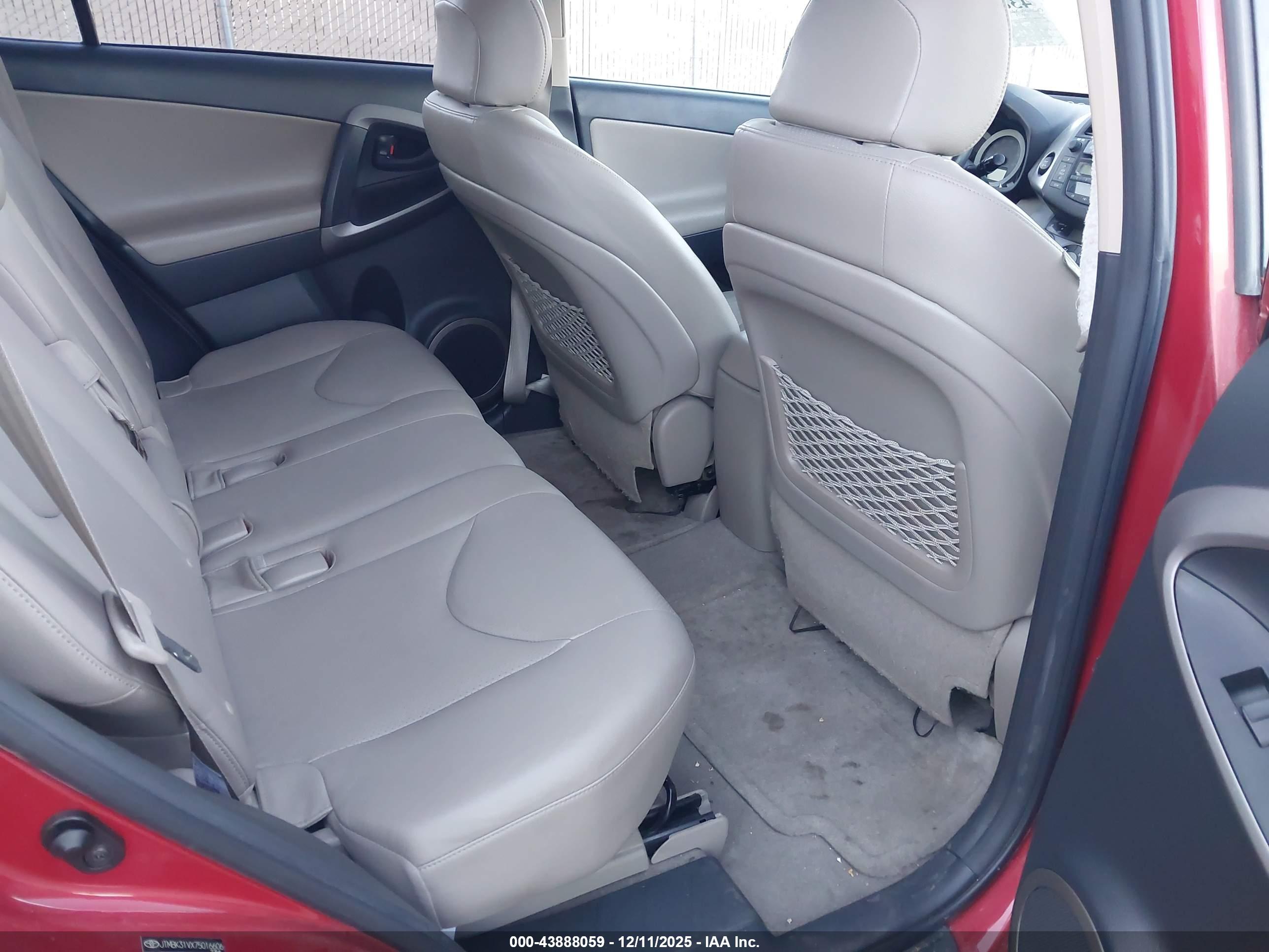 TOYOTA RAV4 image 8