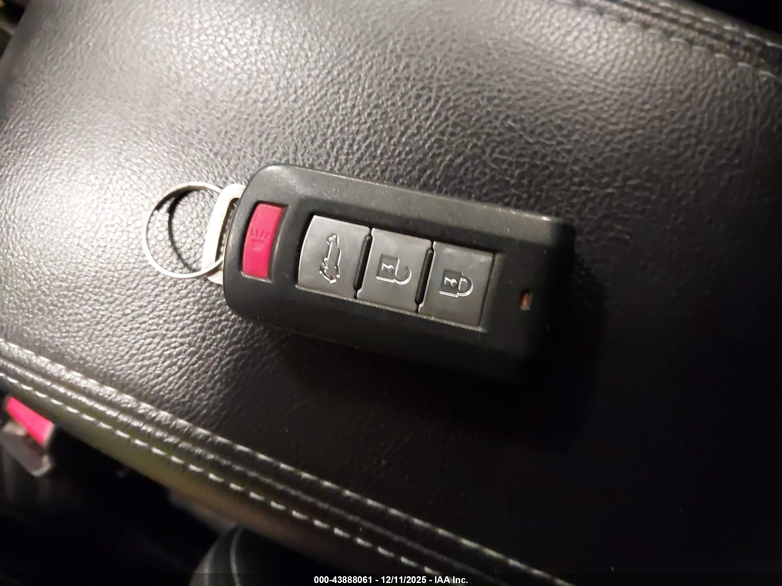 MITSUBISHI OUTLANDER image 11