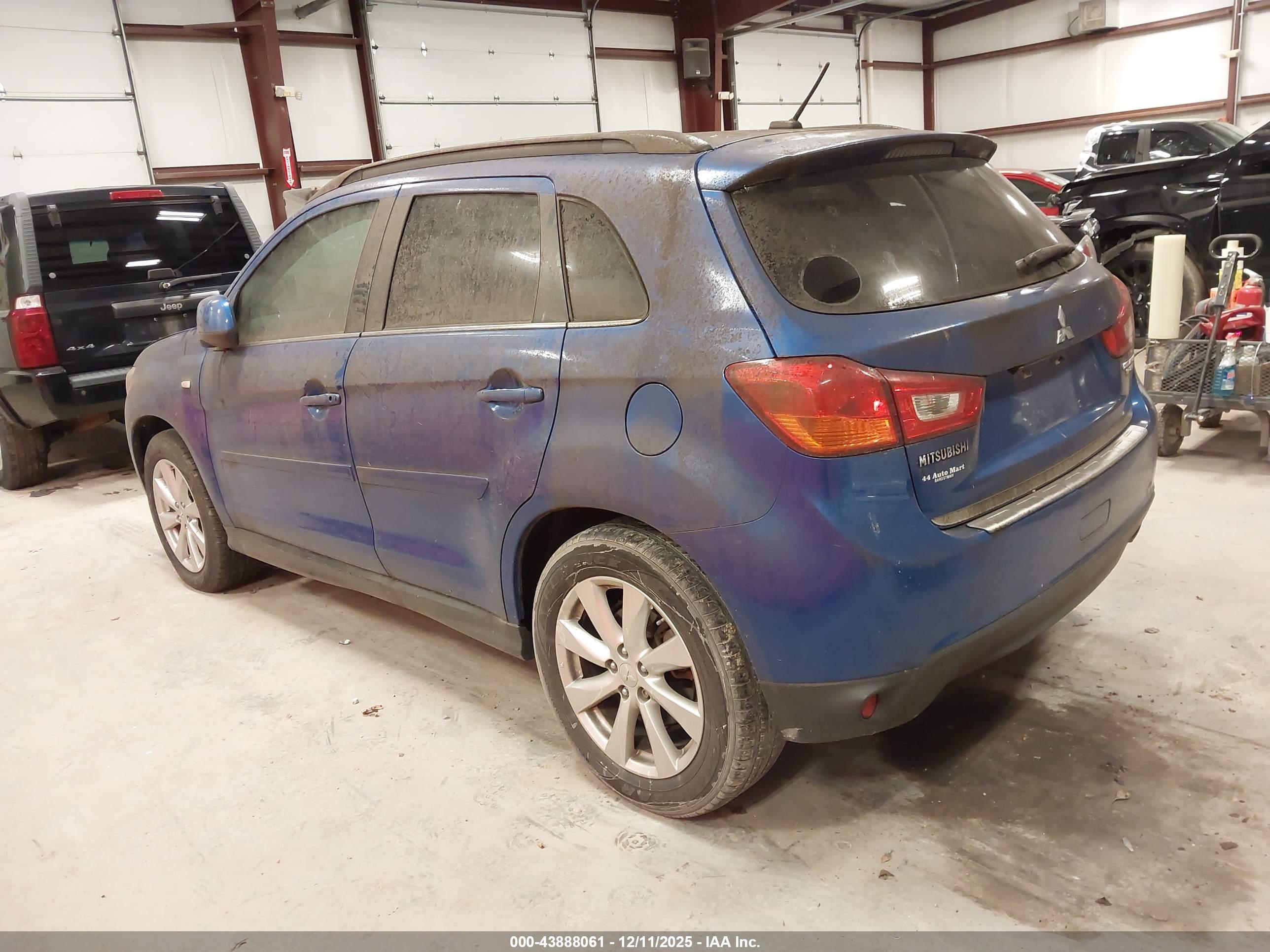 MITSUBISHI OUTLANDER image 3