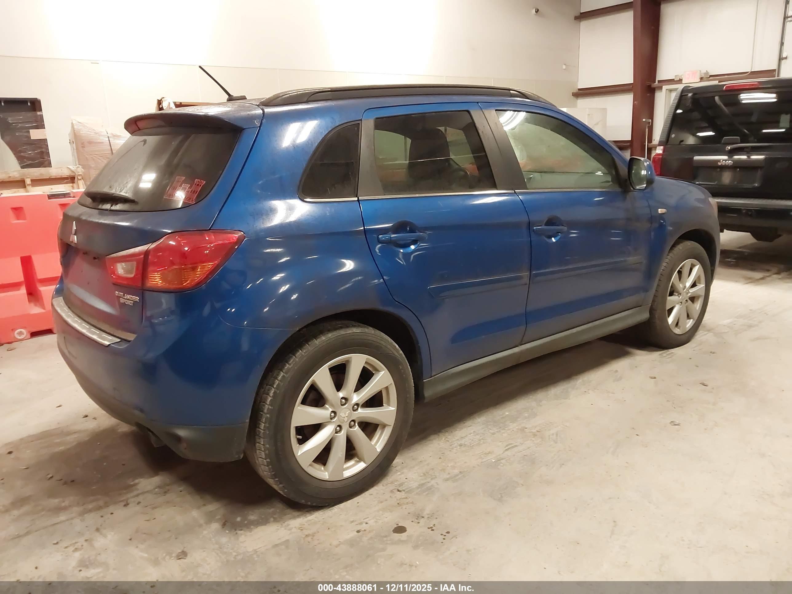 MITSUBISHI OUTLANDER image 4