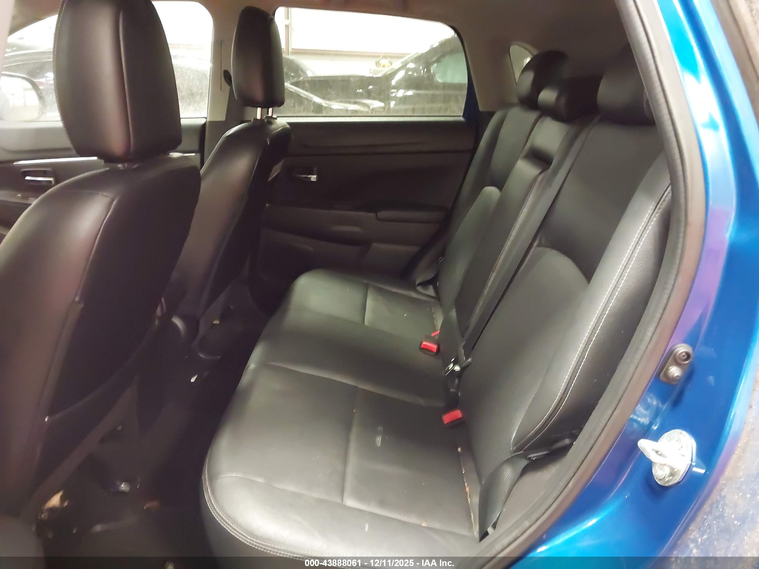 MITSUBISHI OUTLANDER image 8