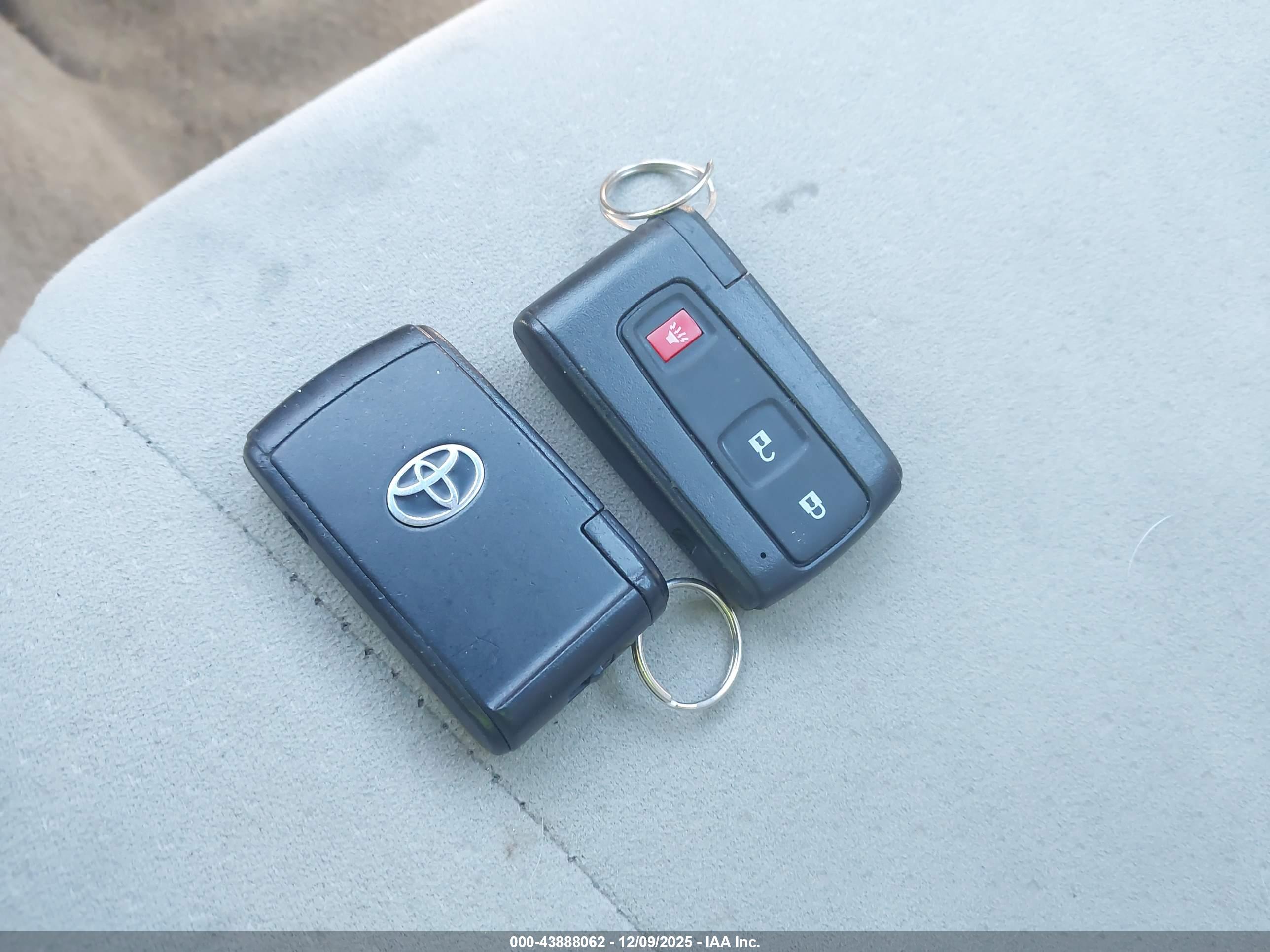 TOYOTA PRIUS image 11