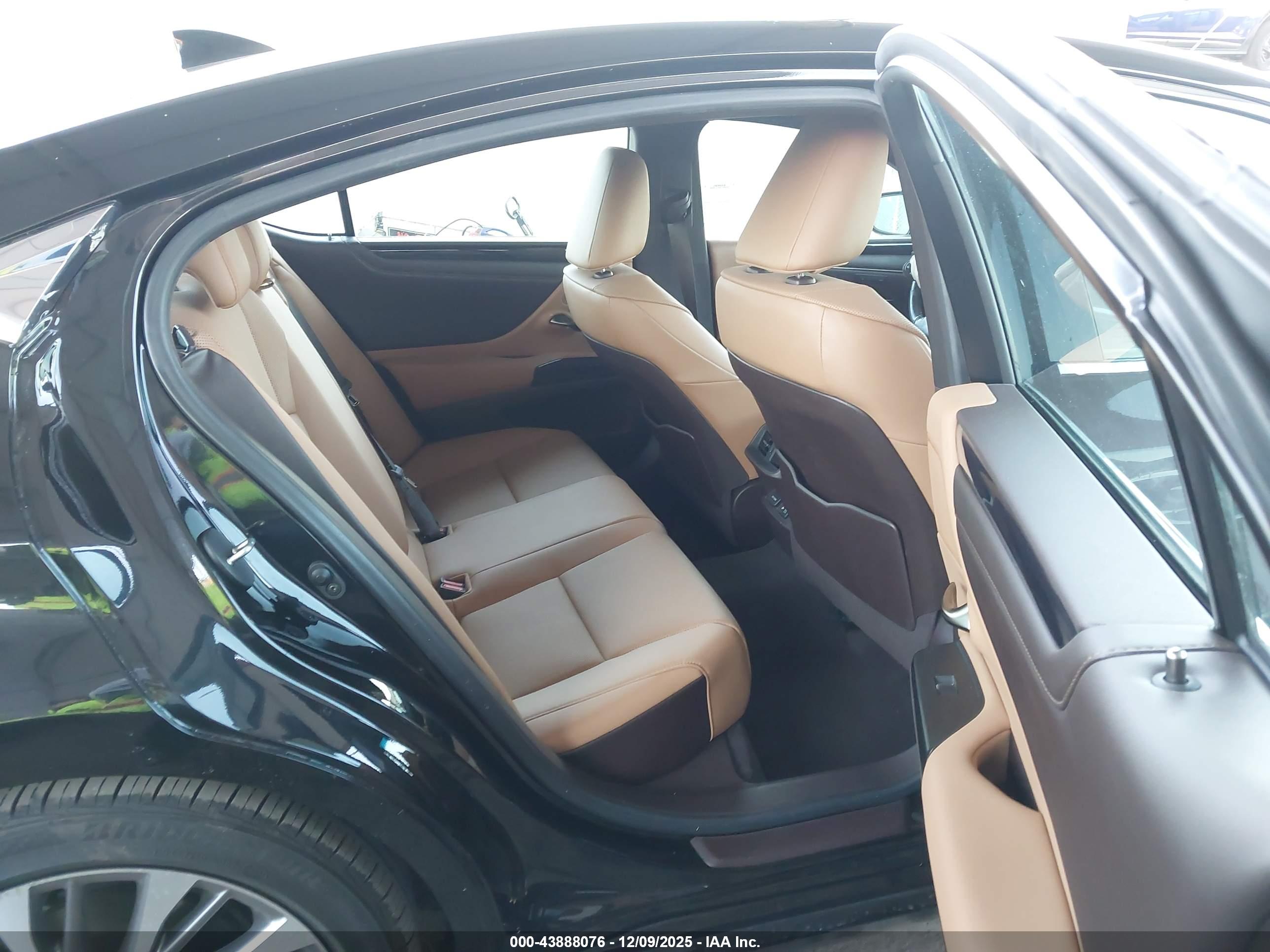 LEXUS ES image 8