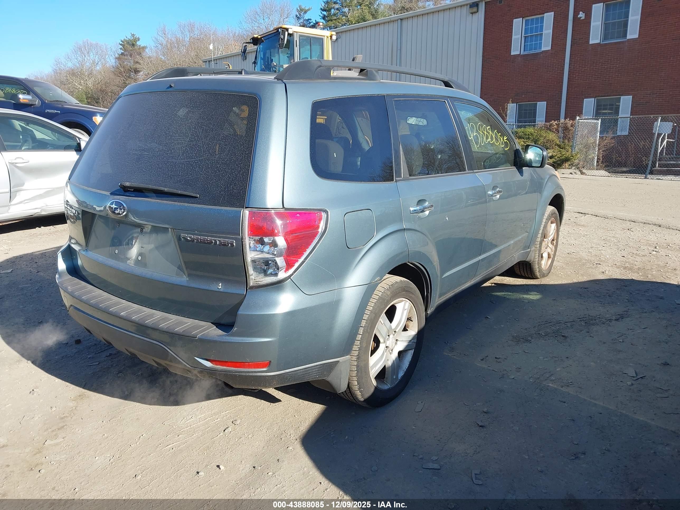 SUBARU FORESTER image 4