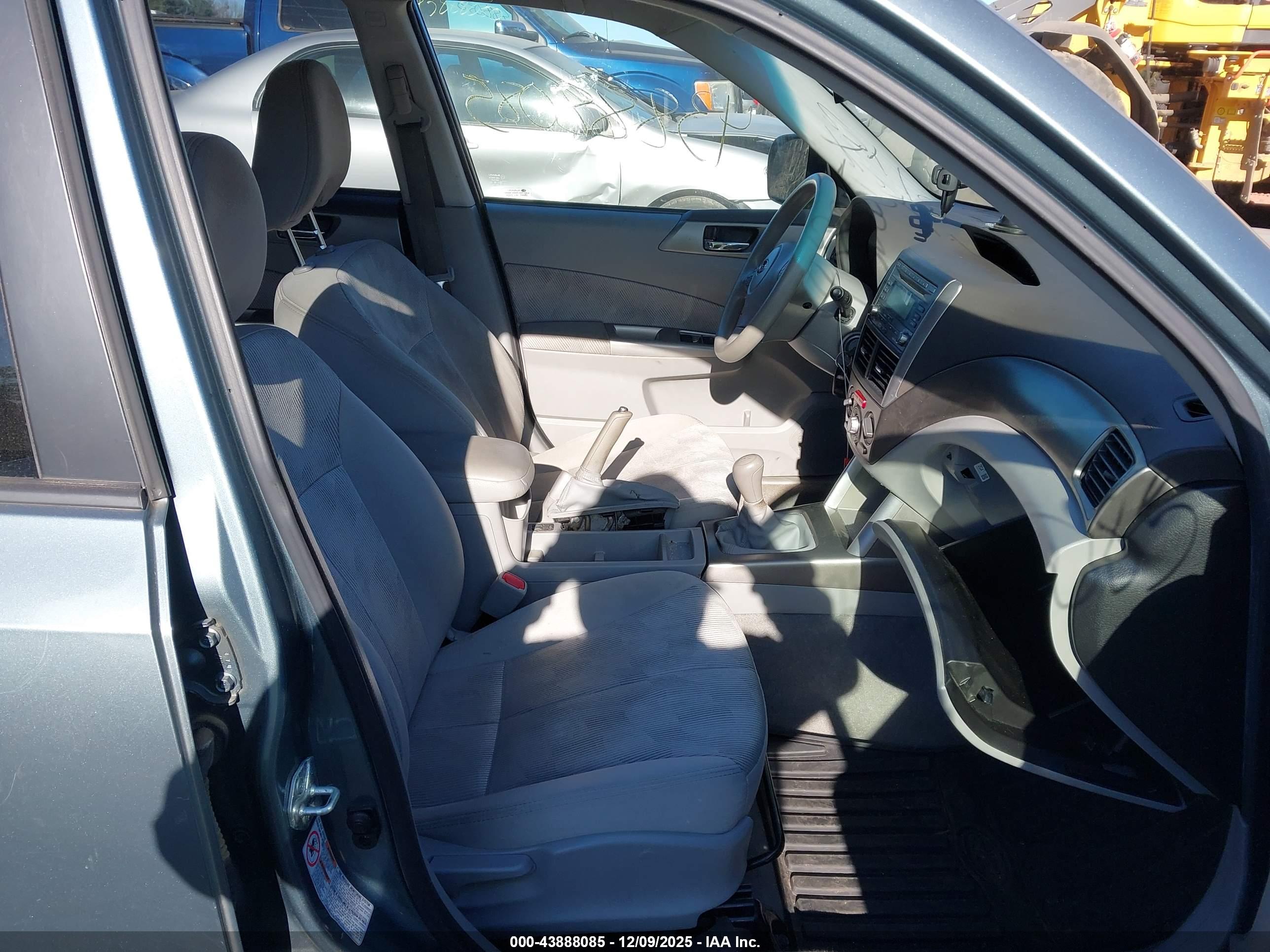 SUBARU FORESTER image 5