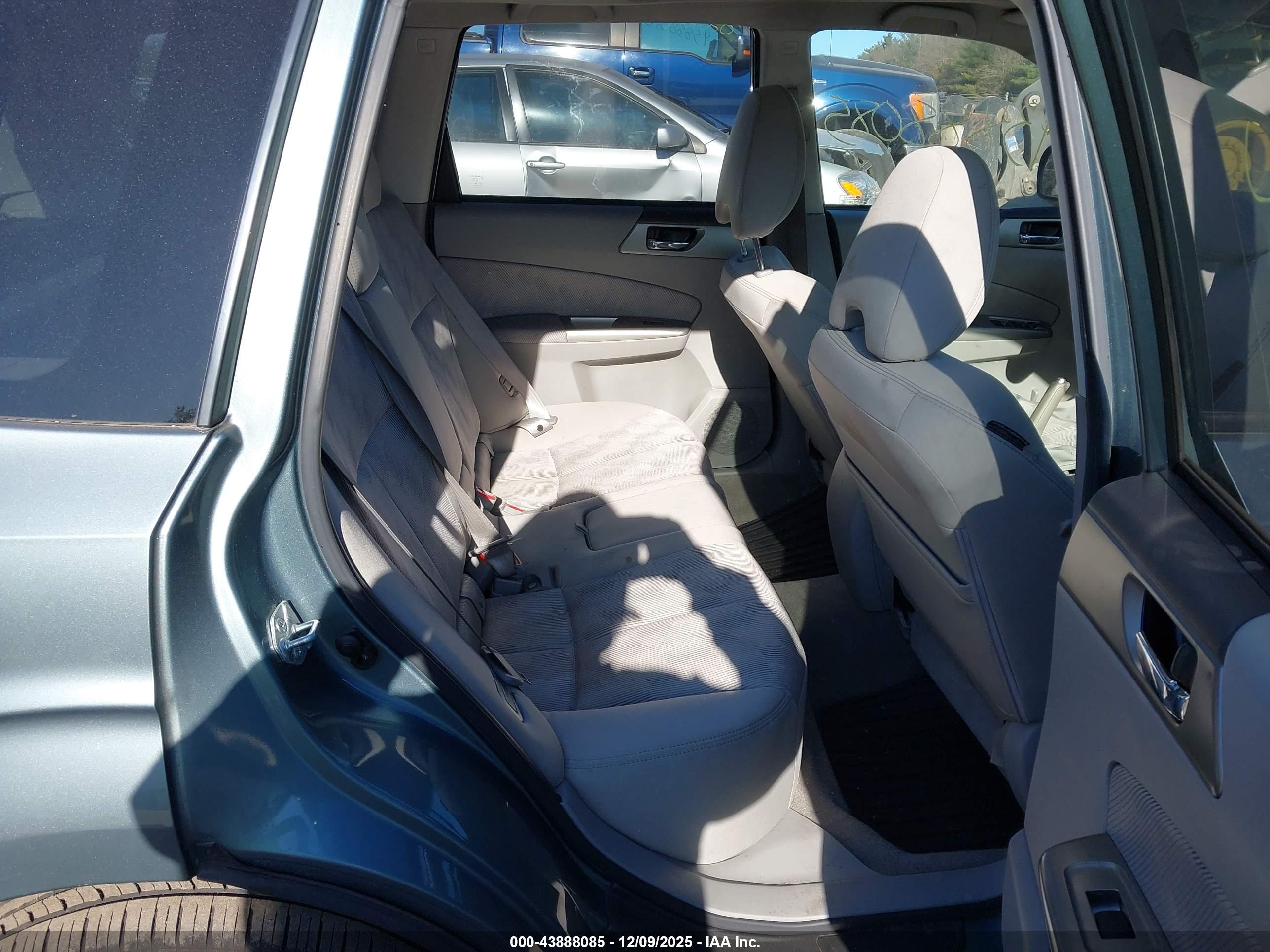 SUBARU FORESTER image 8