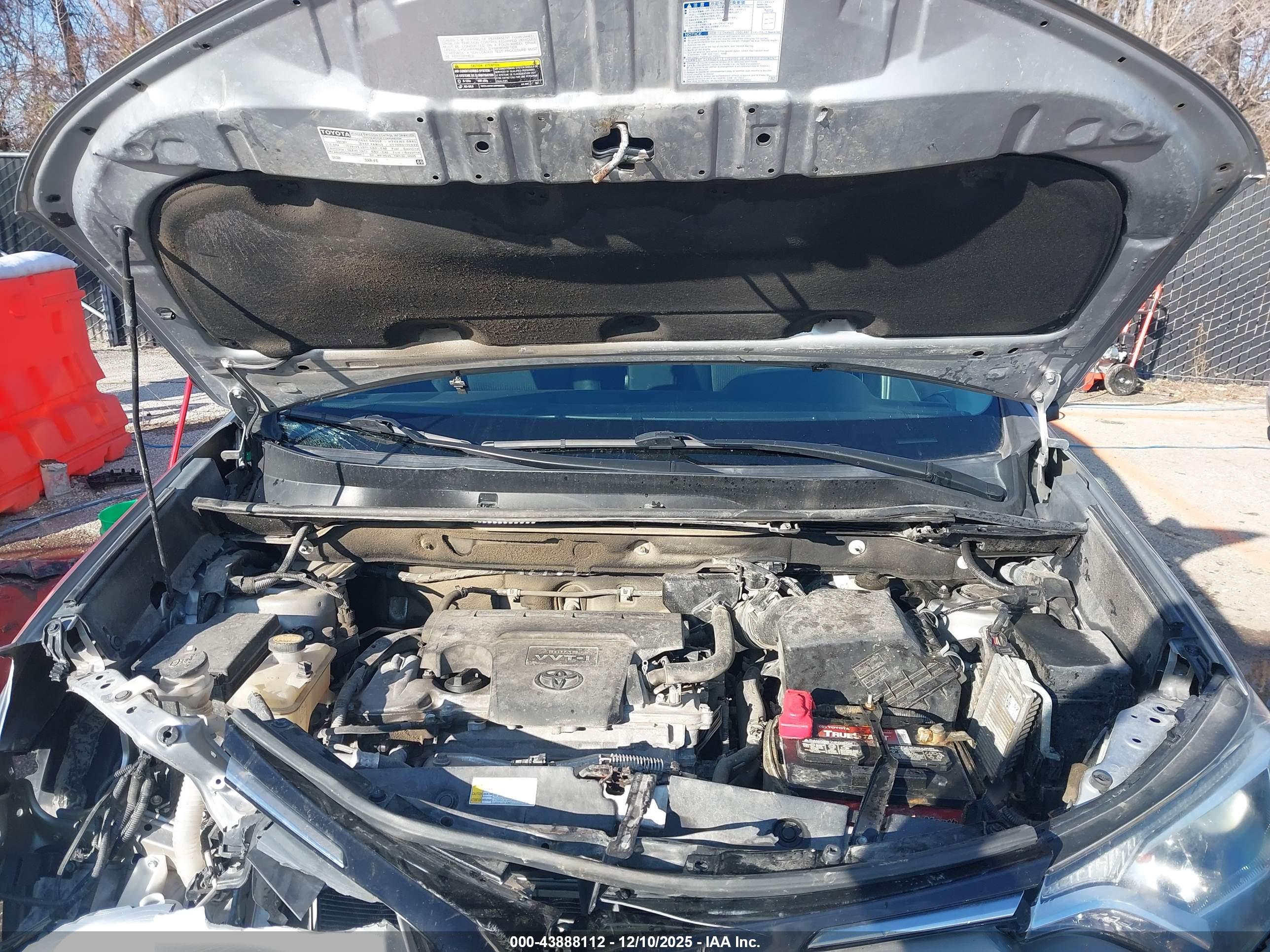 TOYOTA RAV4 image 10