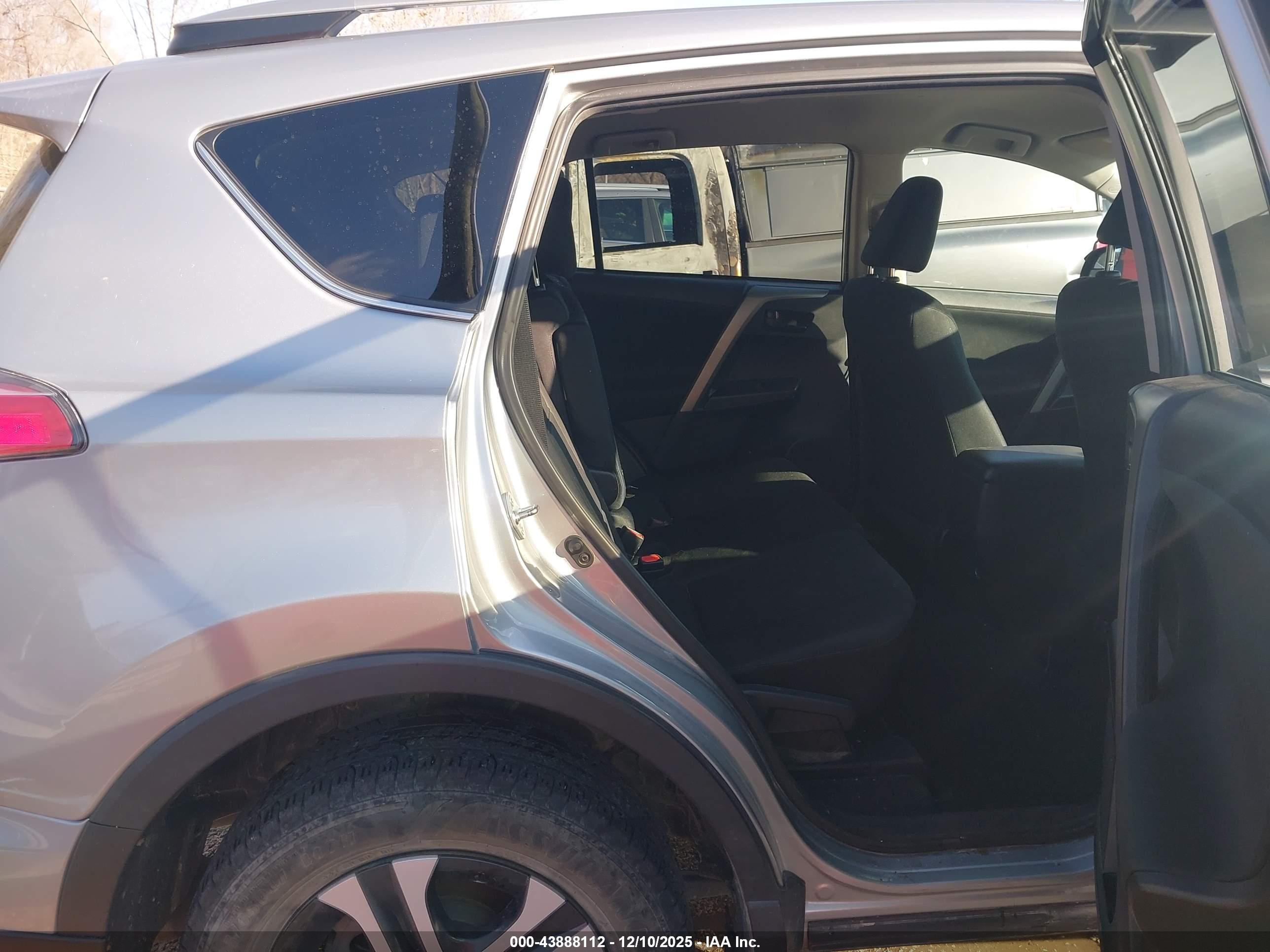 TOYOTA RAV4 image 8