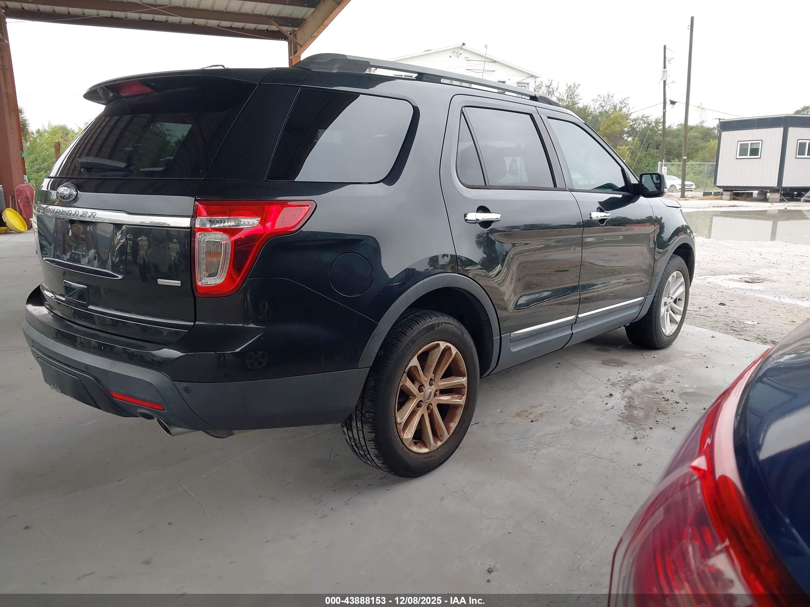FORD EXPLORER image 4