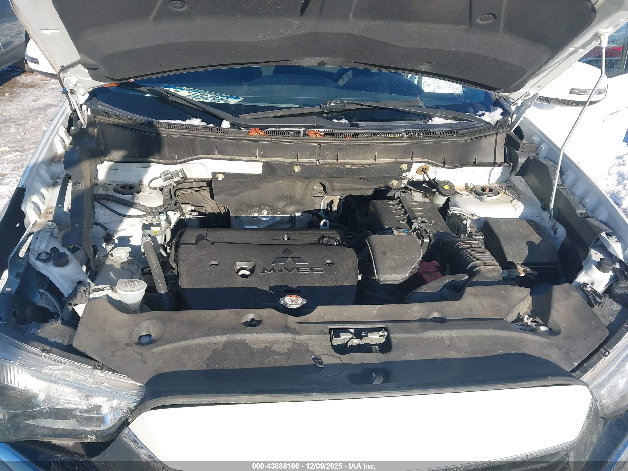 MITSUBISHI OUTLANDER image 10